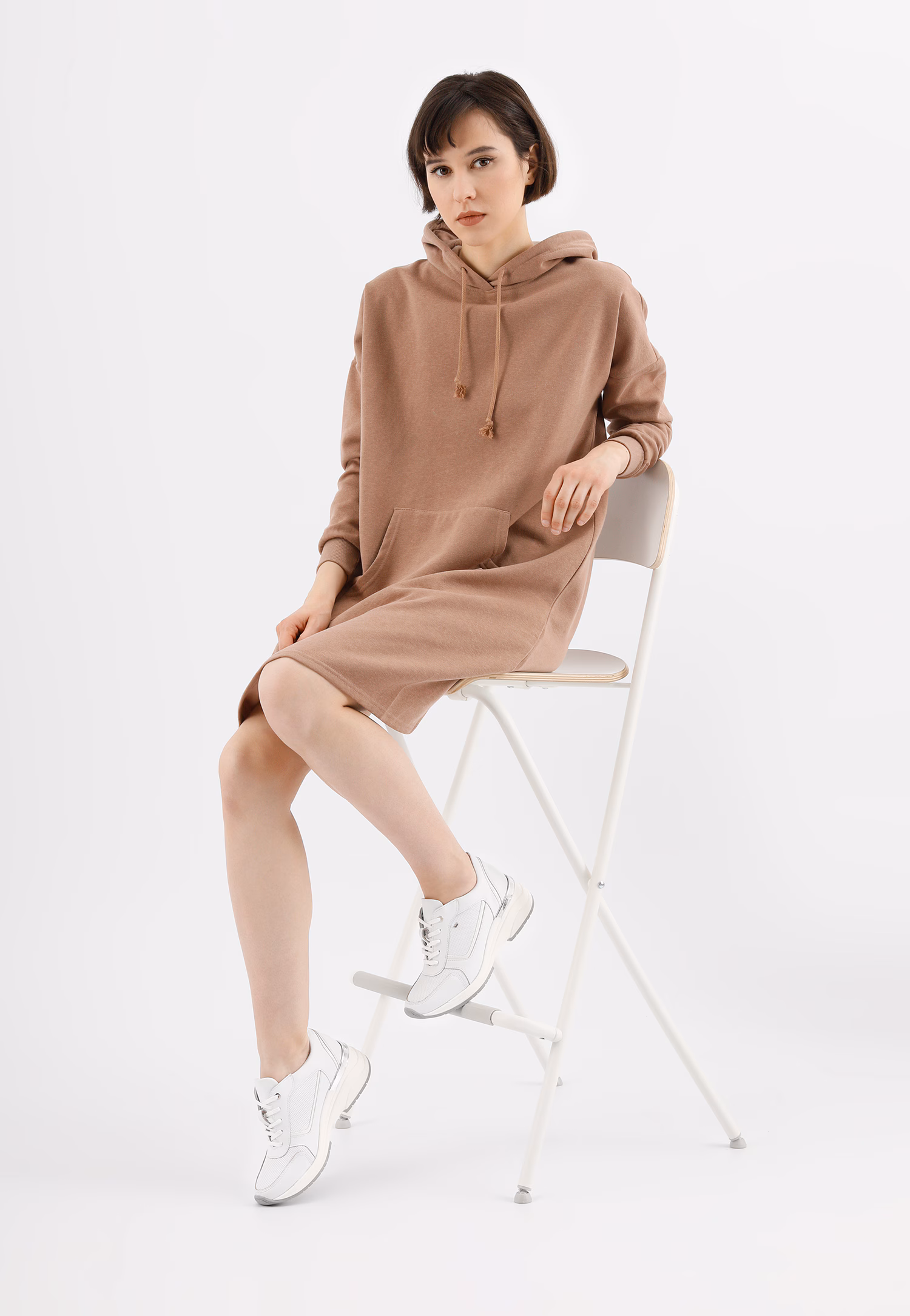 Białe sneakersy damskie na podwyższonej podeszwie