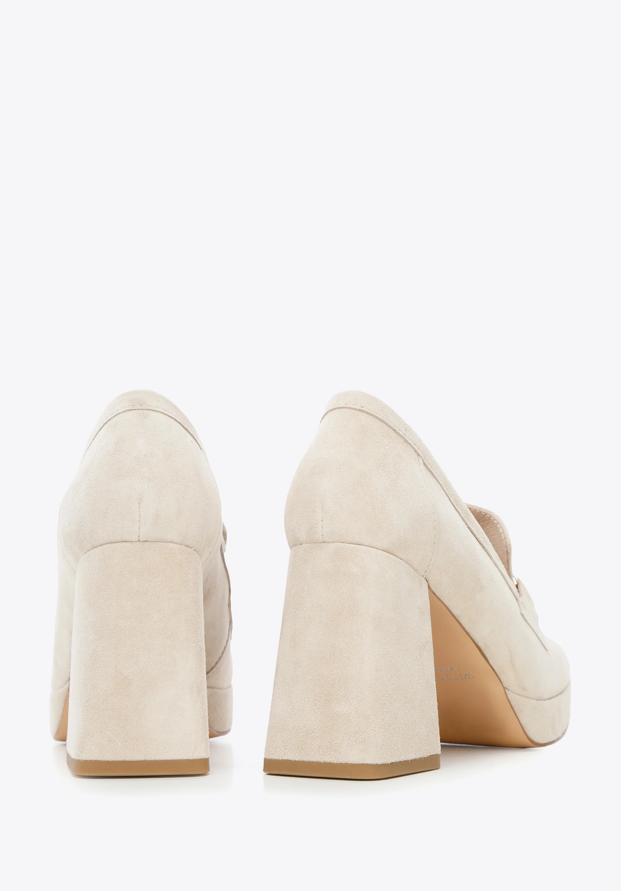 Czółenka zamszowe z klamerką na platformie