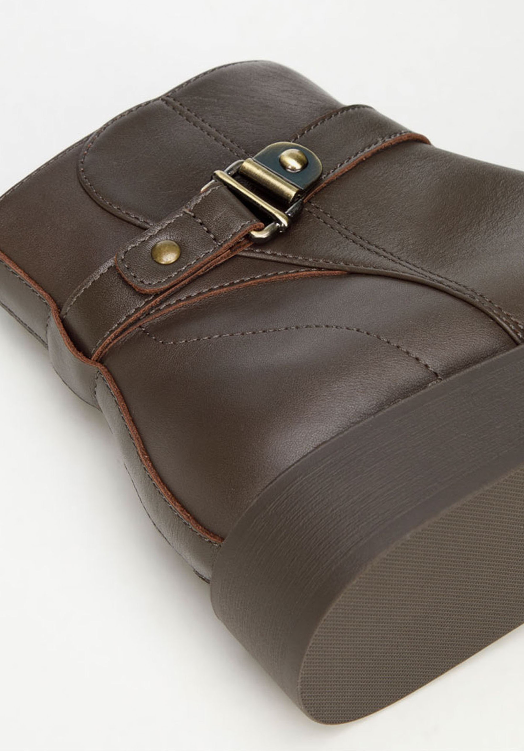 Botki skórzane z rzemykiem i sprzączką