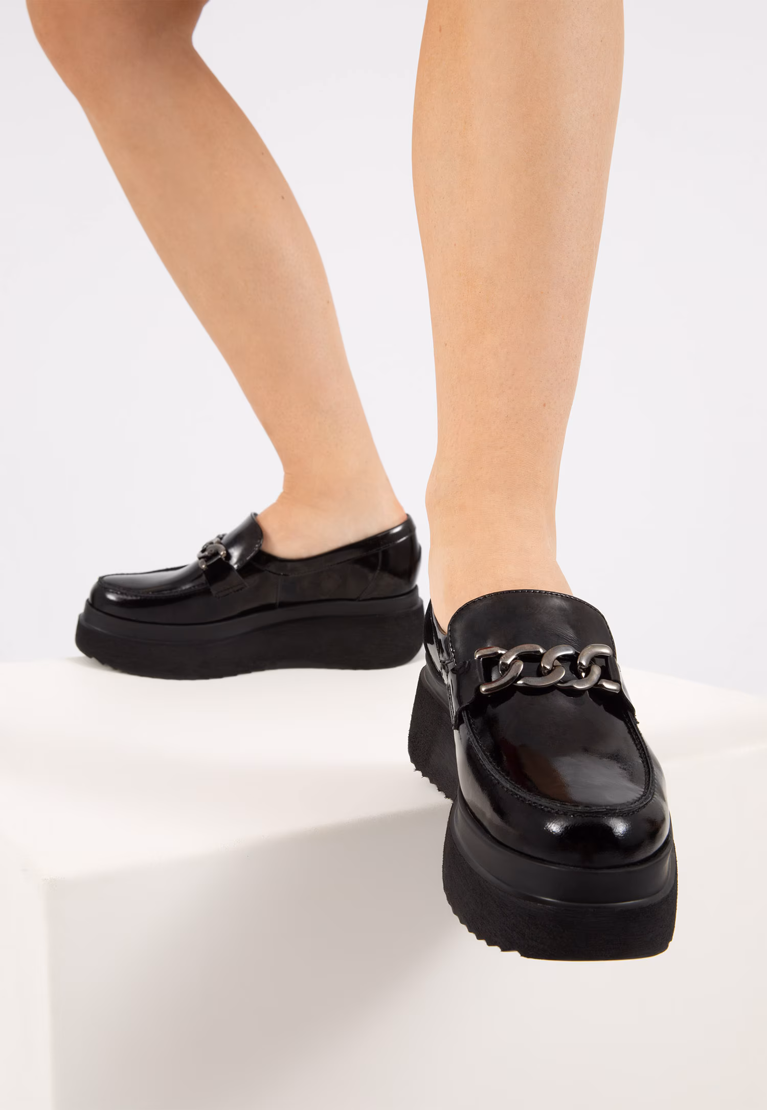 Czarne lakierowane mokasyny damskie na wysokiej platformie