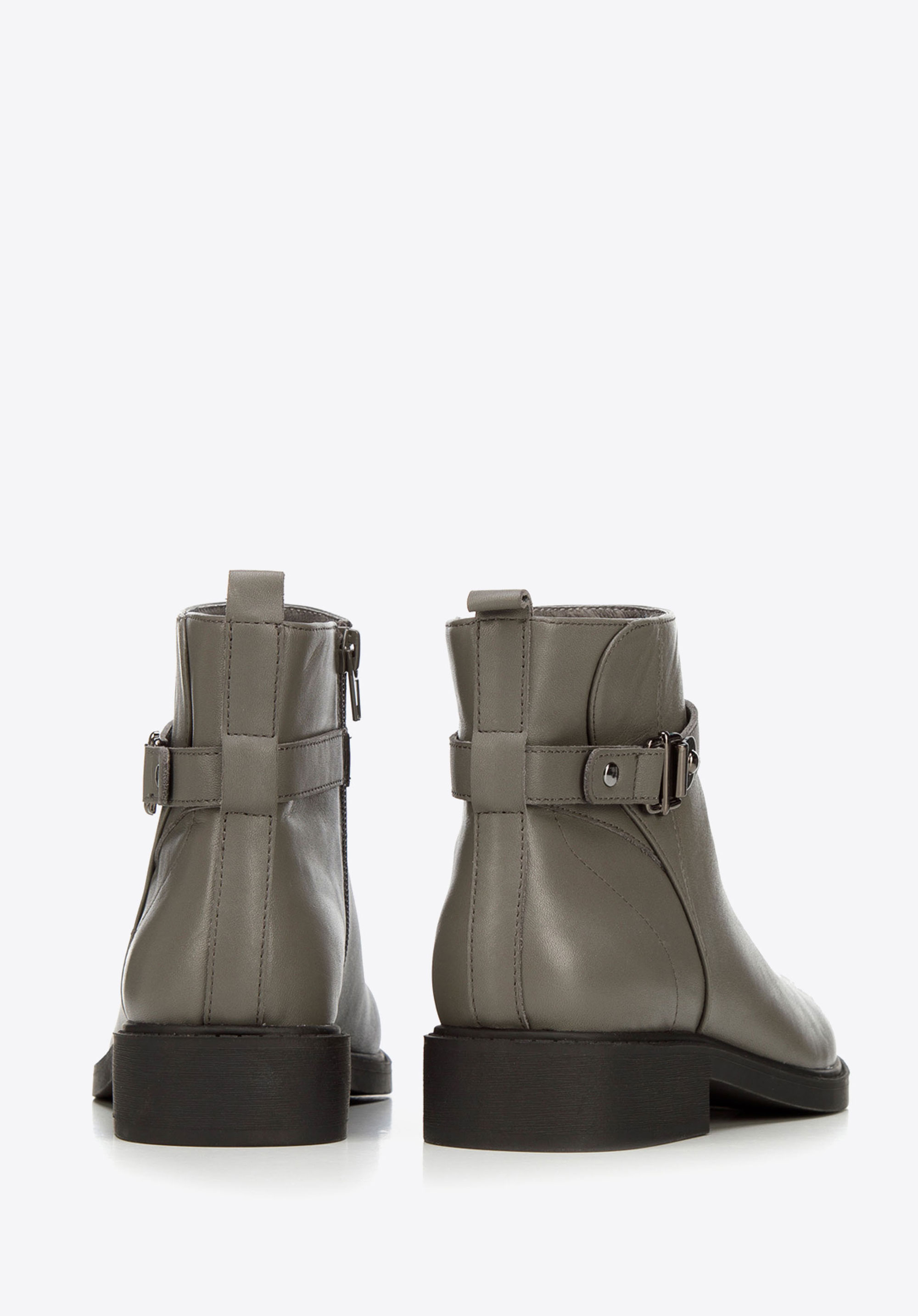 Botki skórzane z rzemykiem i sprzączką