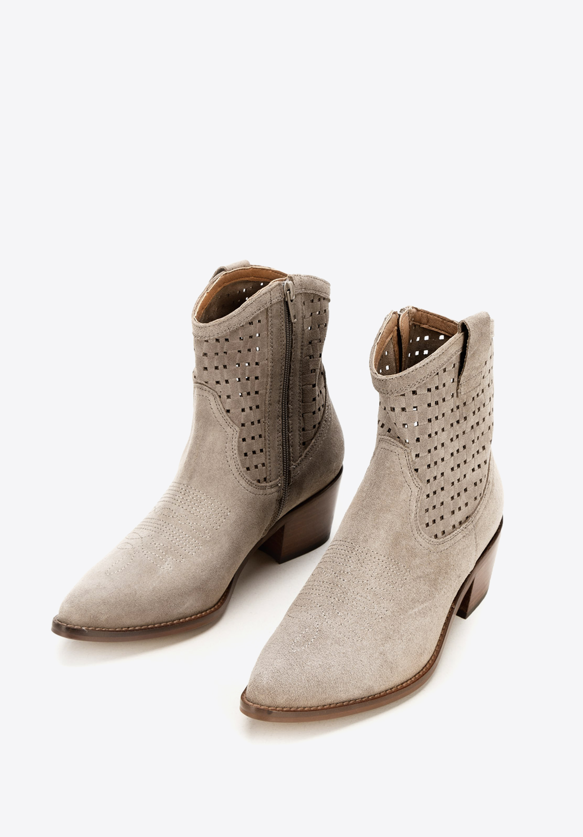 Kowbojki z ażurowego zamszu z haftem