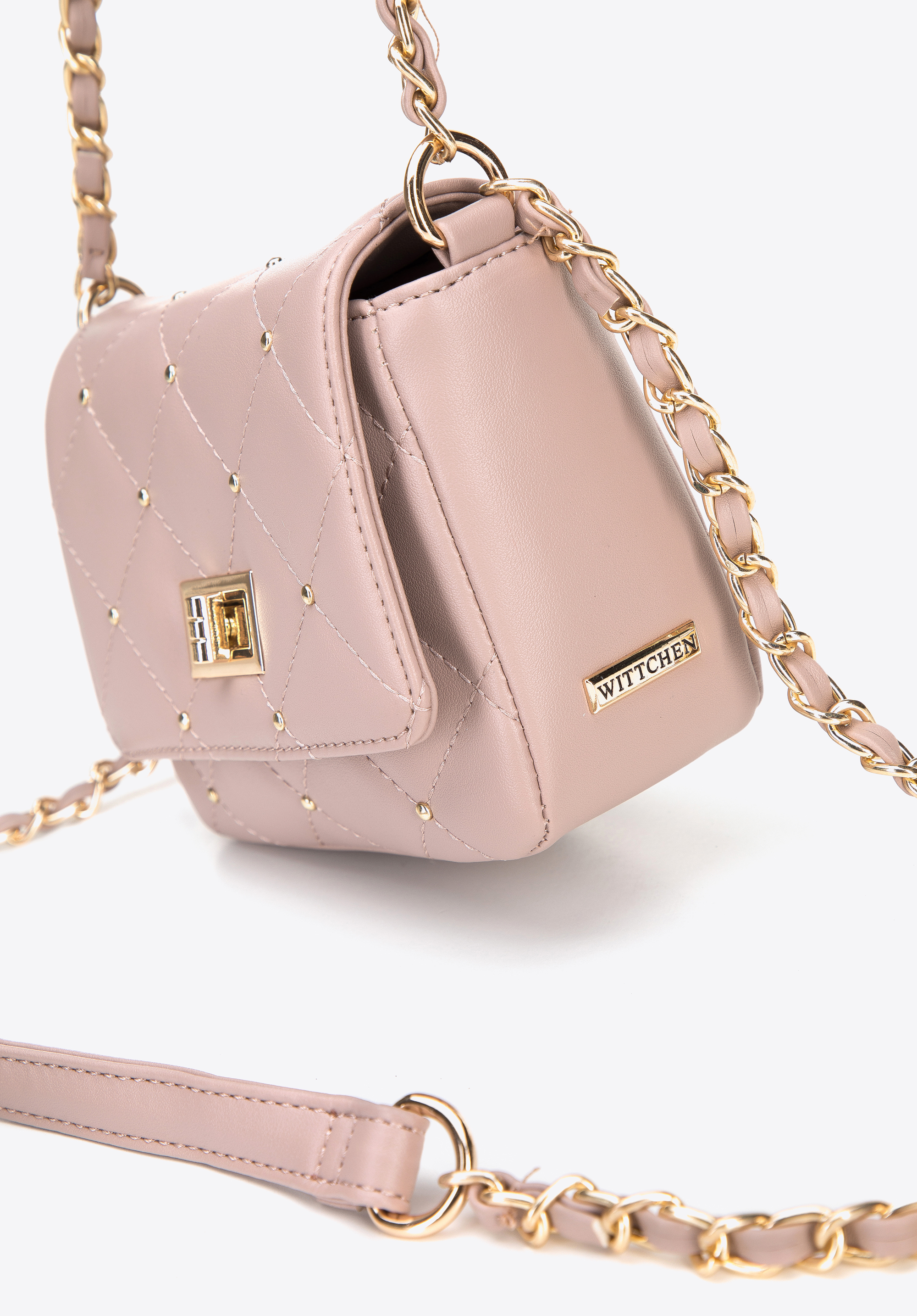 Minitorebka z pikowanej ekoskóry z nitami na łańcuszku