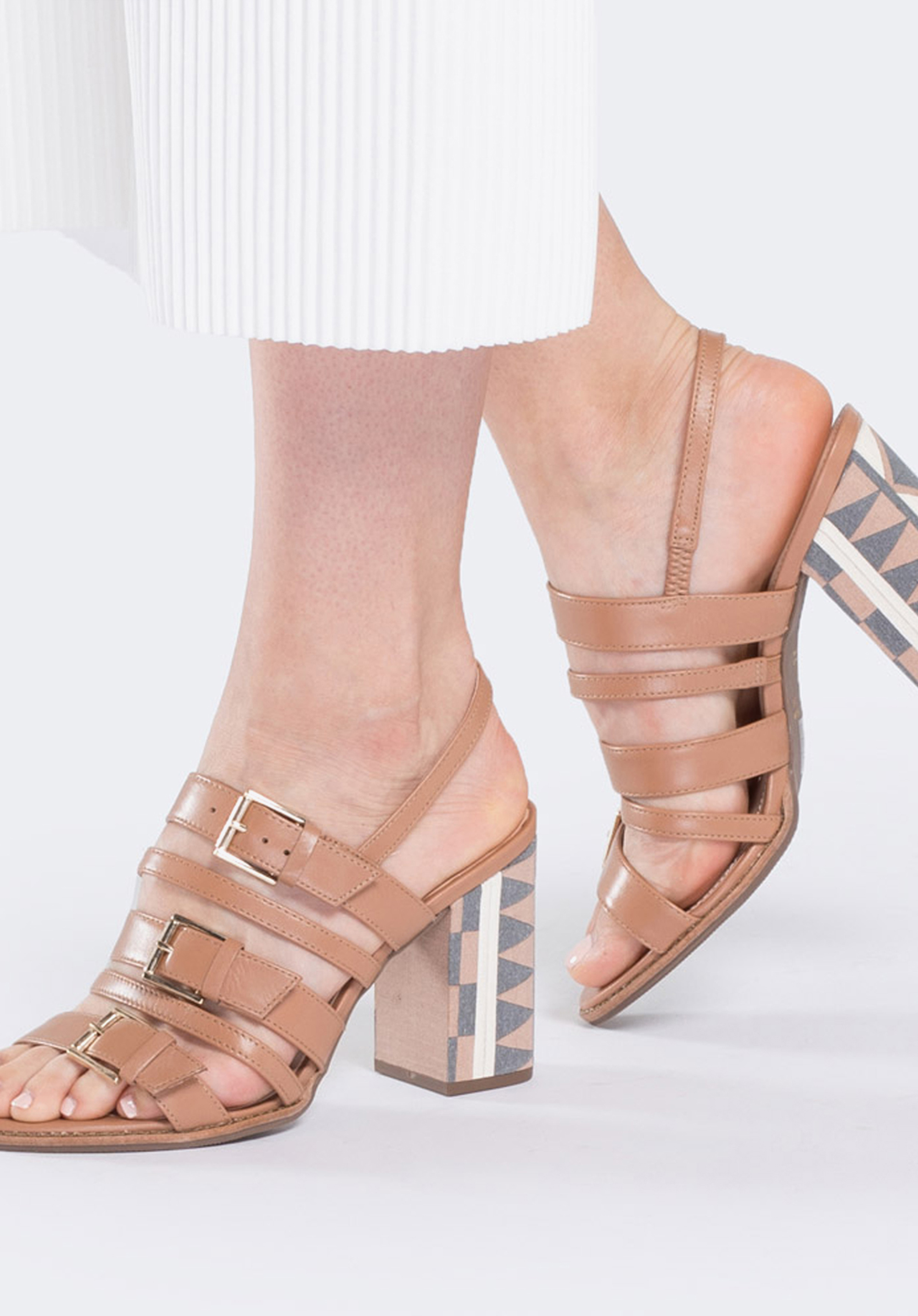 Rzymianki skórzane na etnicznym słupku