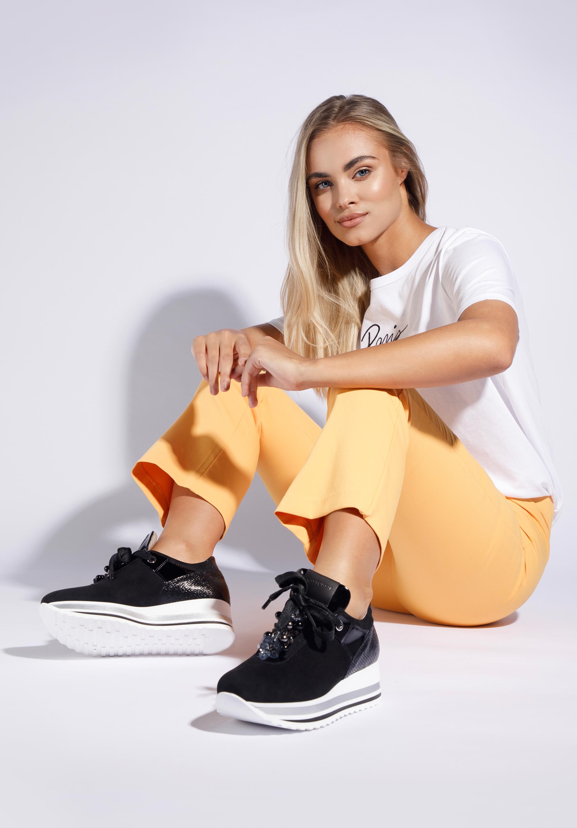 Damskie sneakersy ozdobione koralikami na koturnie