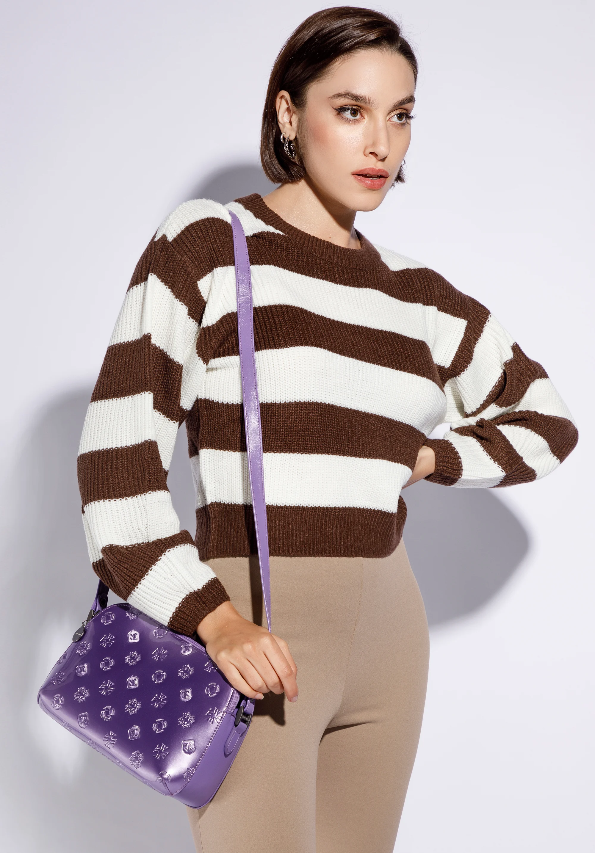 Damska listonoszka skórzana lakierowana z monogramem