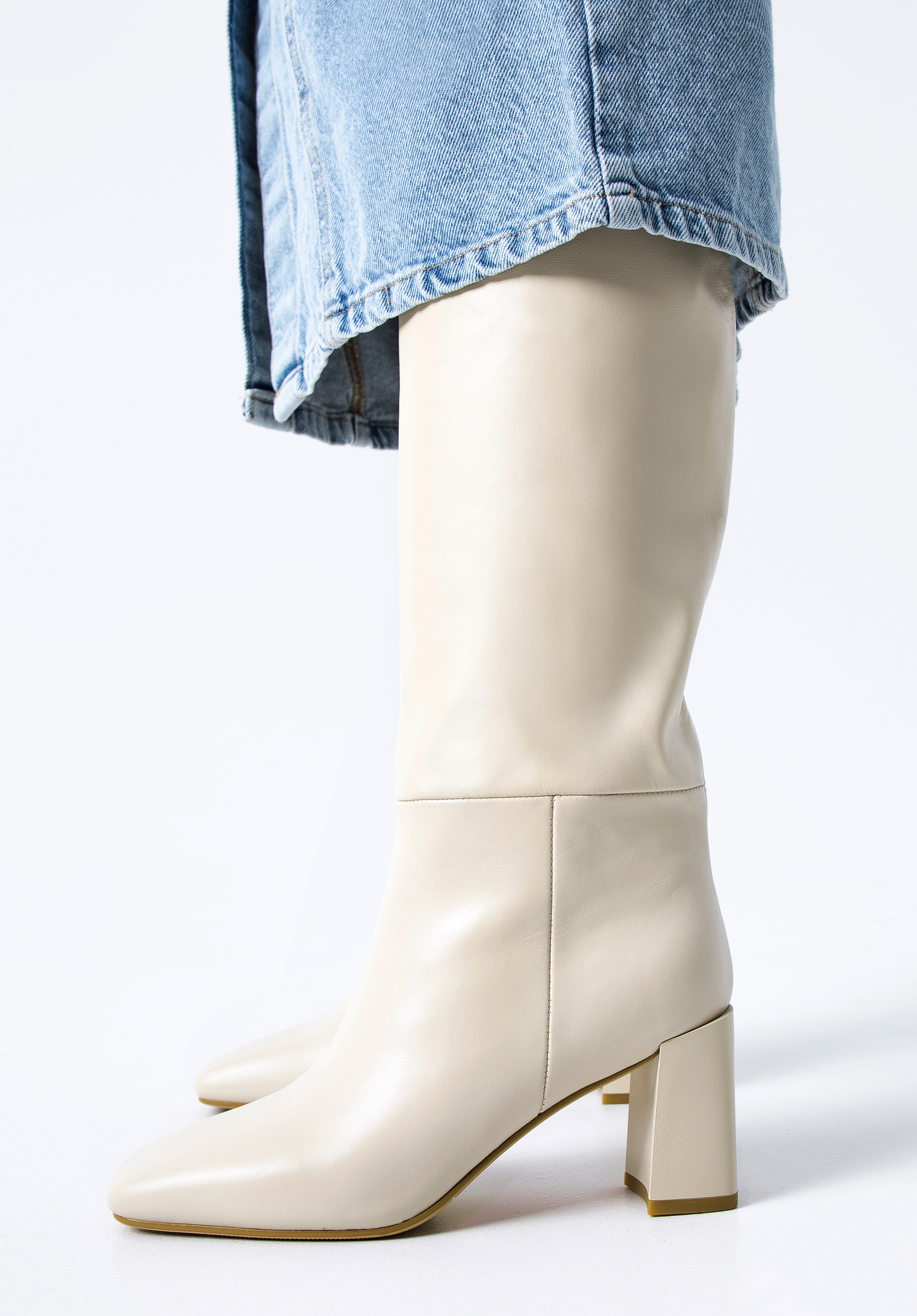 Damskie kozaki skórzane z monogramem