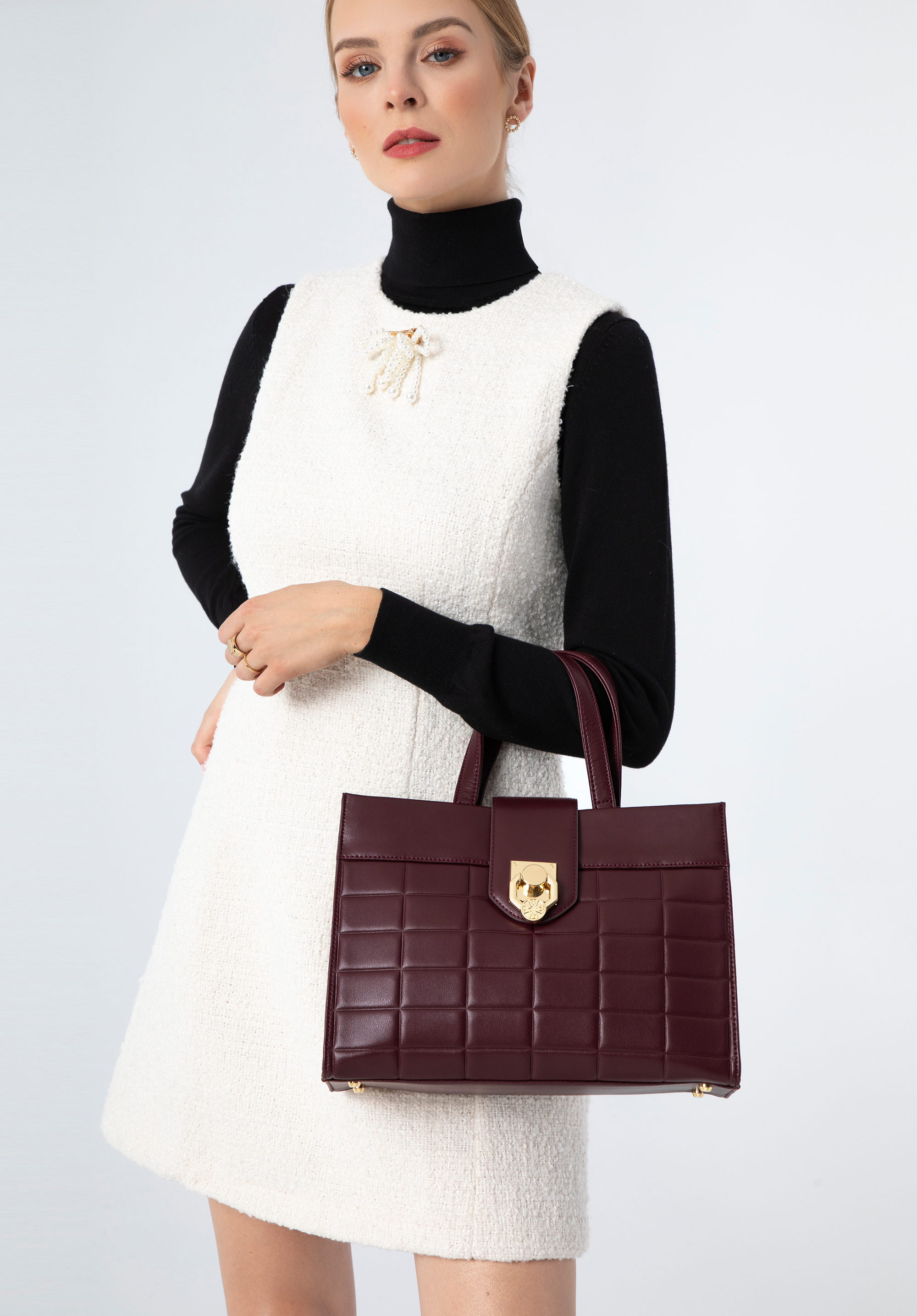 Torebka kuferek ze skóry naturalnej z ozdobną klamrą