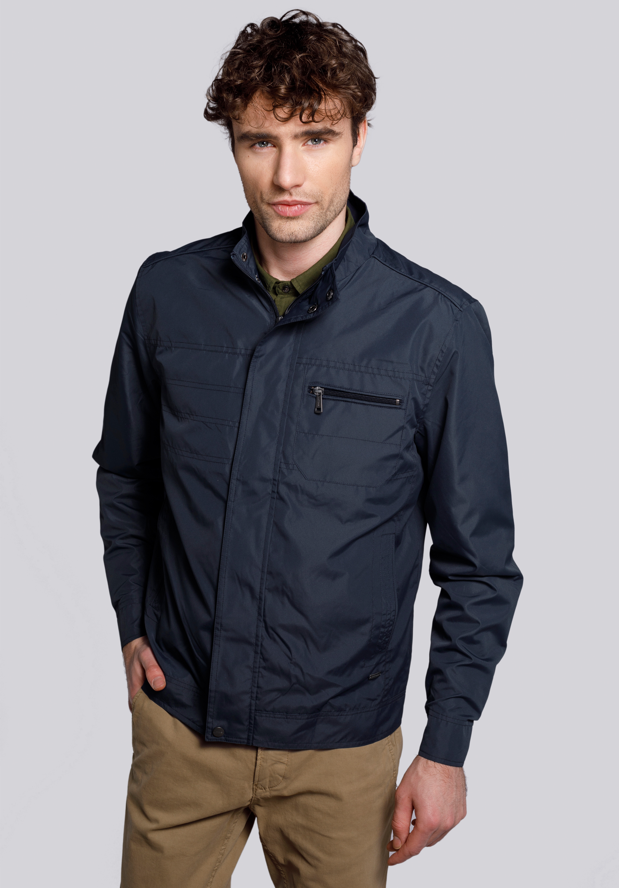 Męska kurtka wiatrówka z krytym zamkiem