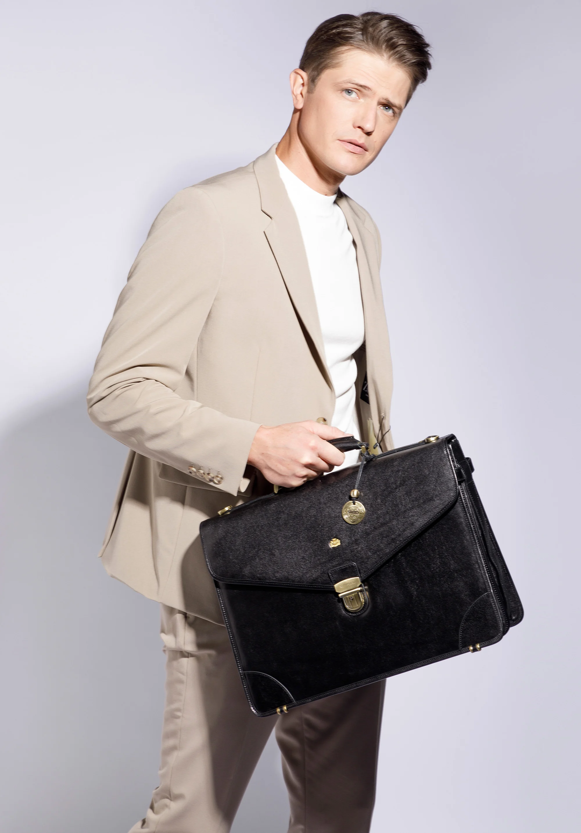 Teczka skórzana z trójkątną klapą