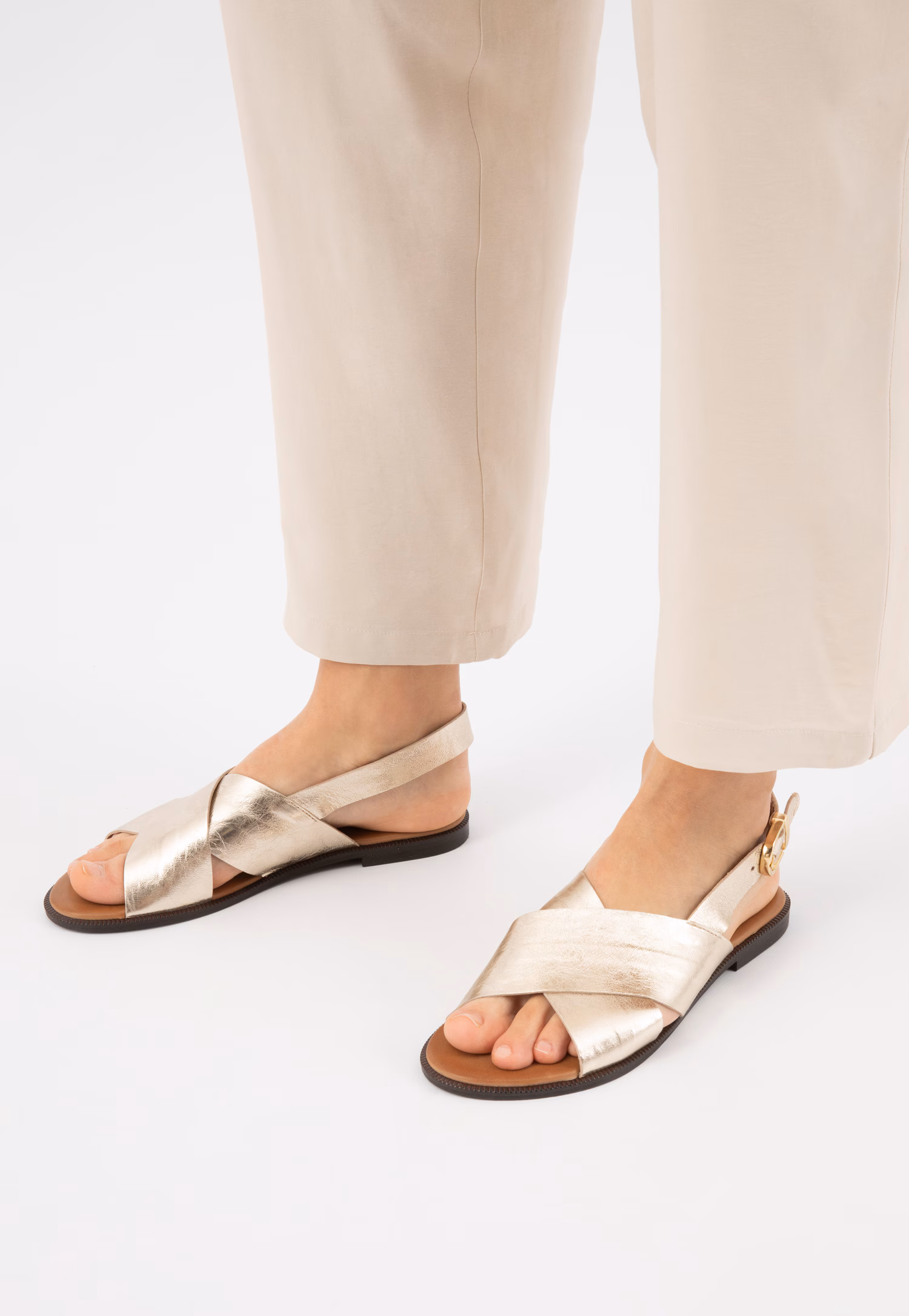 Złote skórzane sandały damskie