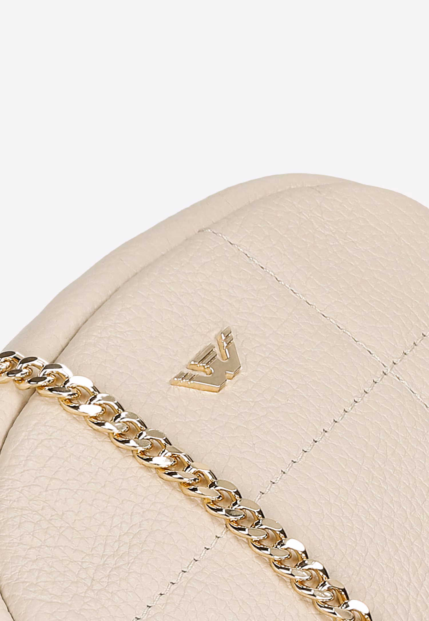 Mała beżowa torebka damska ze złotym łańcuszkiem