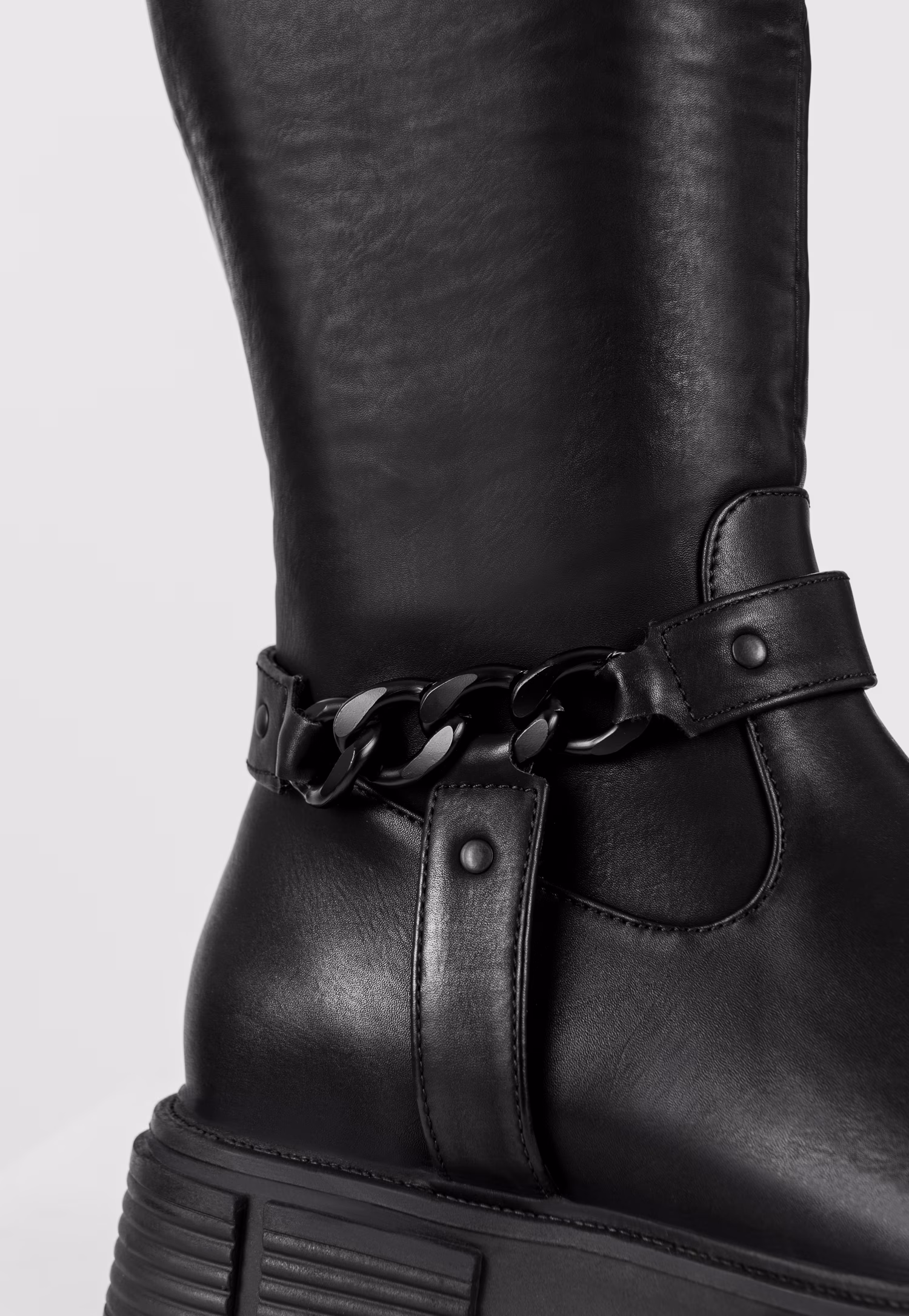 WJS czarne płaskie kozaki damskie z łańcuchem