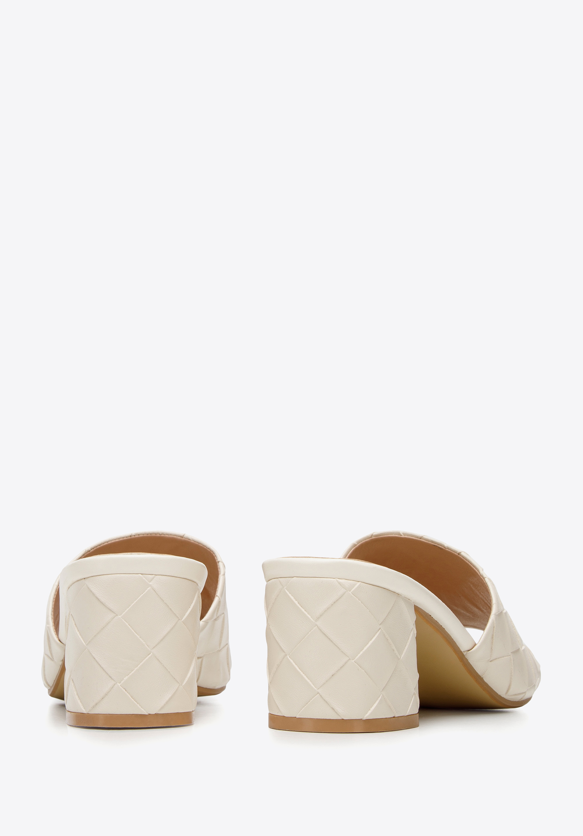 Damskie klapki z plecionej ekoskóry na słupku