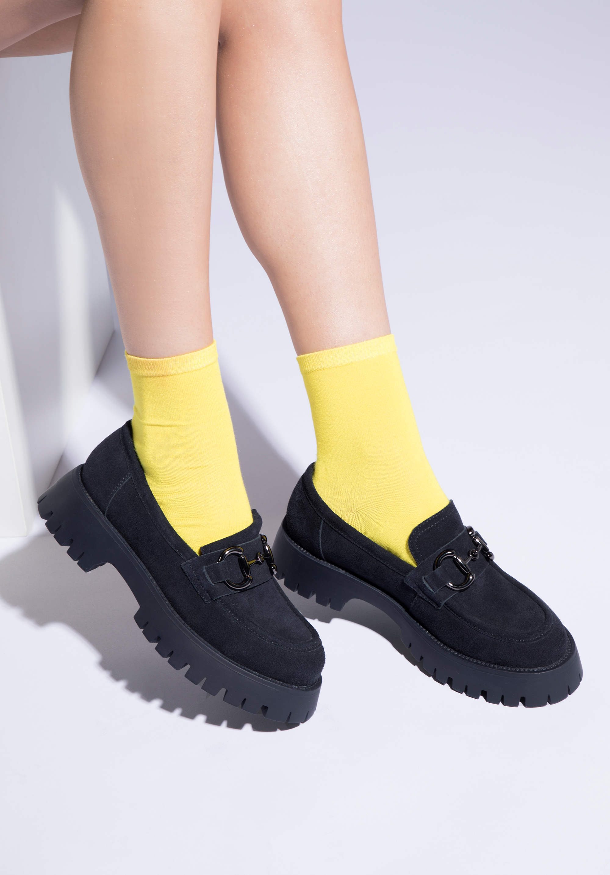 Damskie mokasyny zamszowe z klamrą na platformie