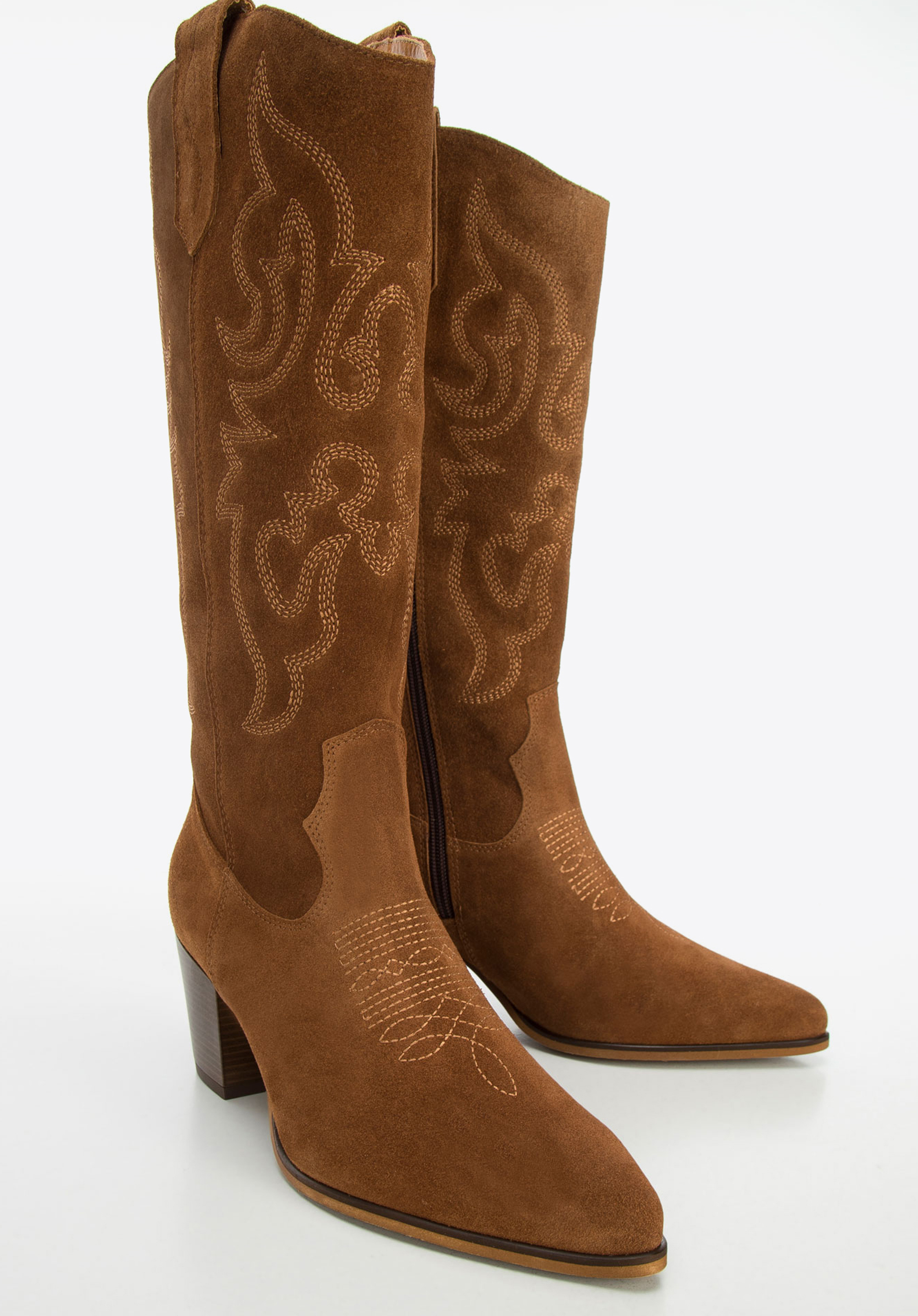 Kowbojki zamszowe z haftami i noskiem w szpic