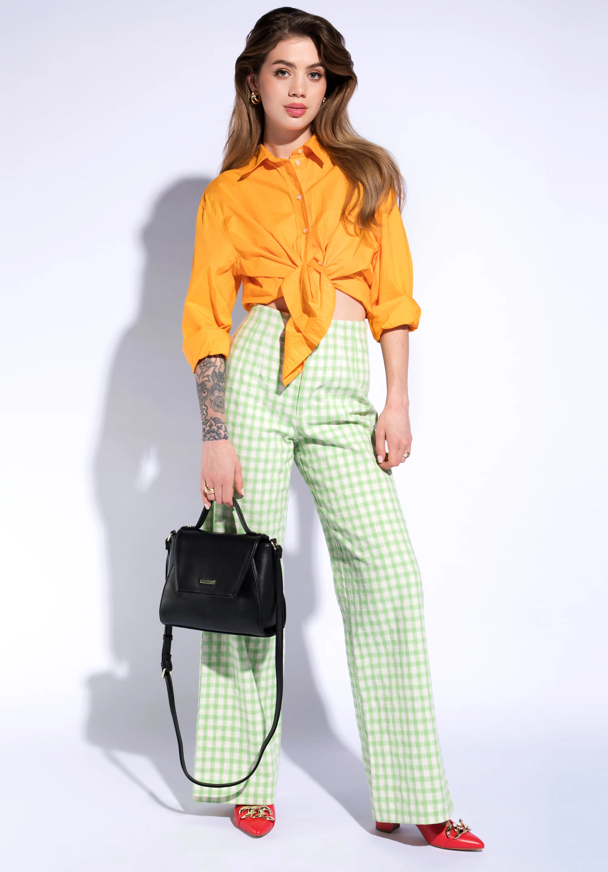 Damska listonoszka z ekoskóry z geometryczną klapą