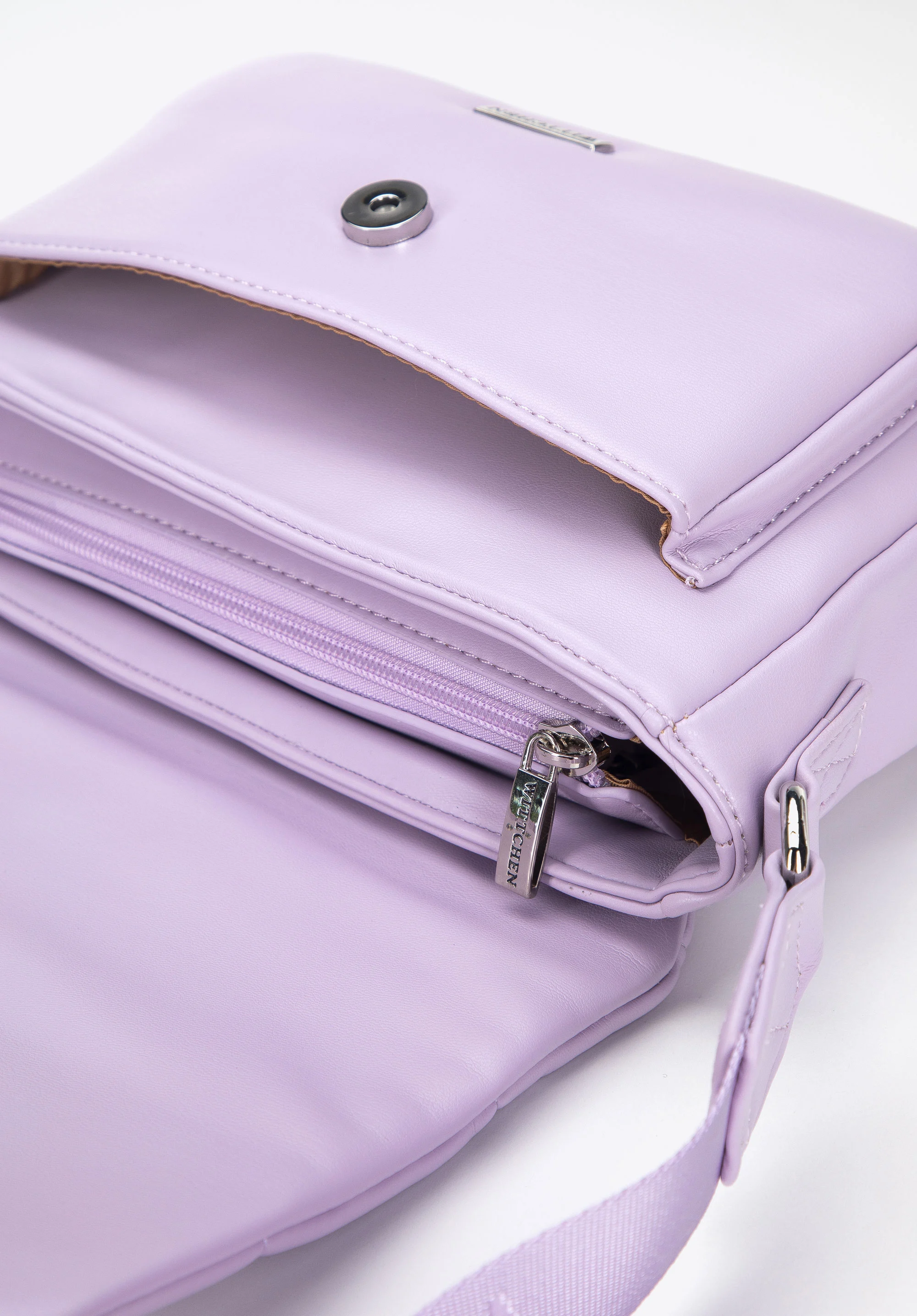 Damska listonoszka z miękkiej ekoskóry z pikowaną klapą mała