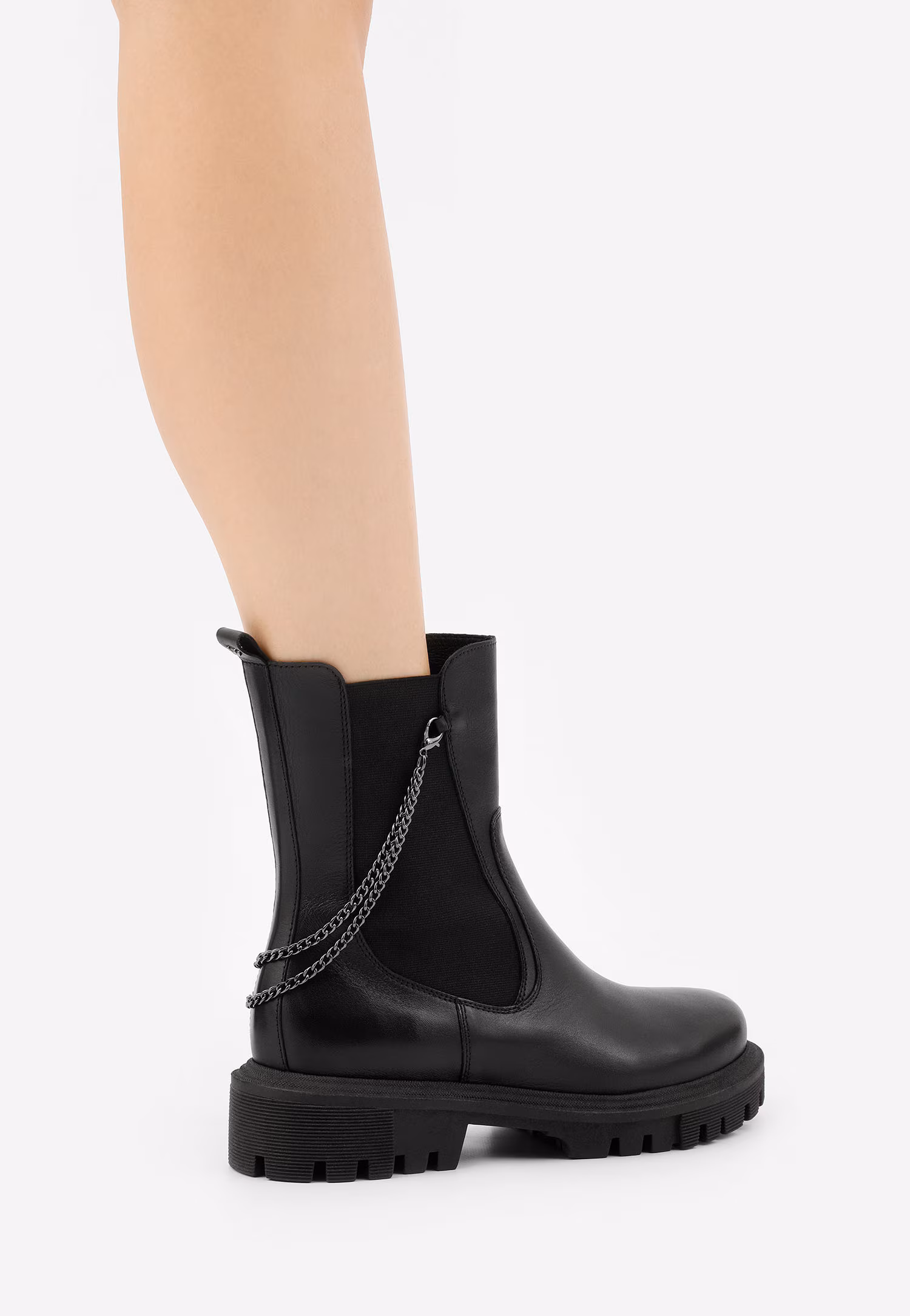 Czarne botki damskie typu sztyblety z łańcuszkiem