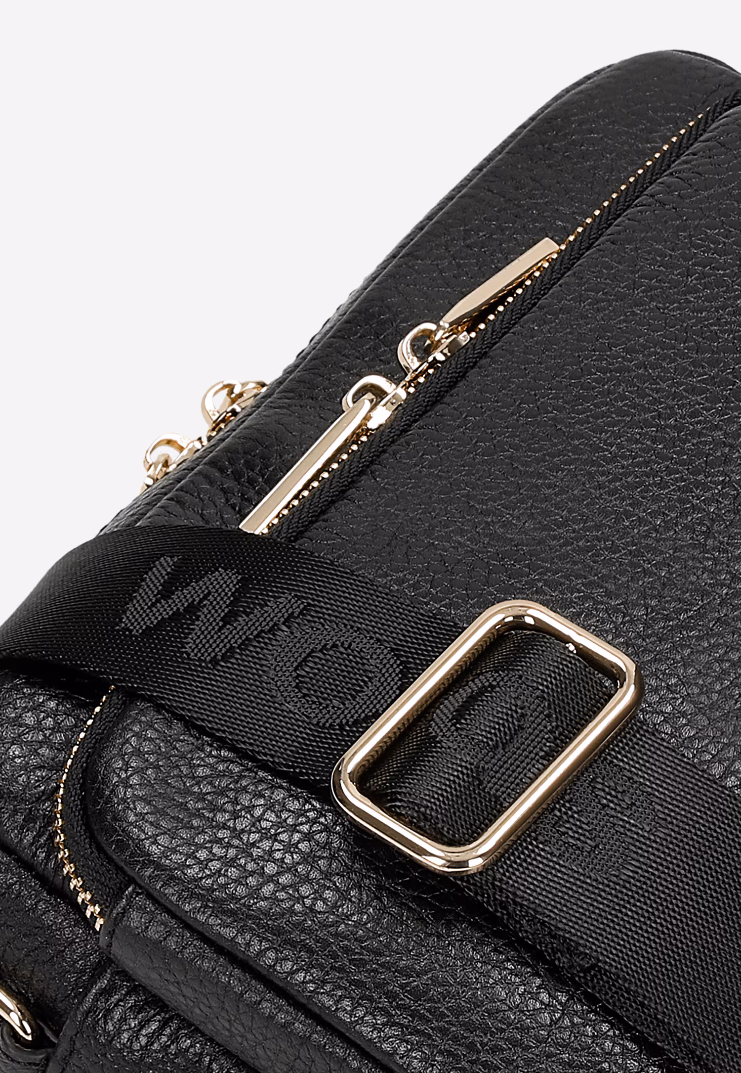 Mała czarna skórzana torebka ze złotymi elementami