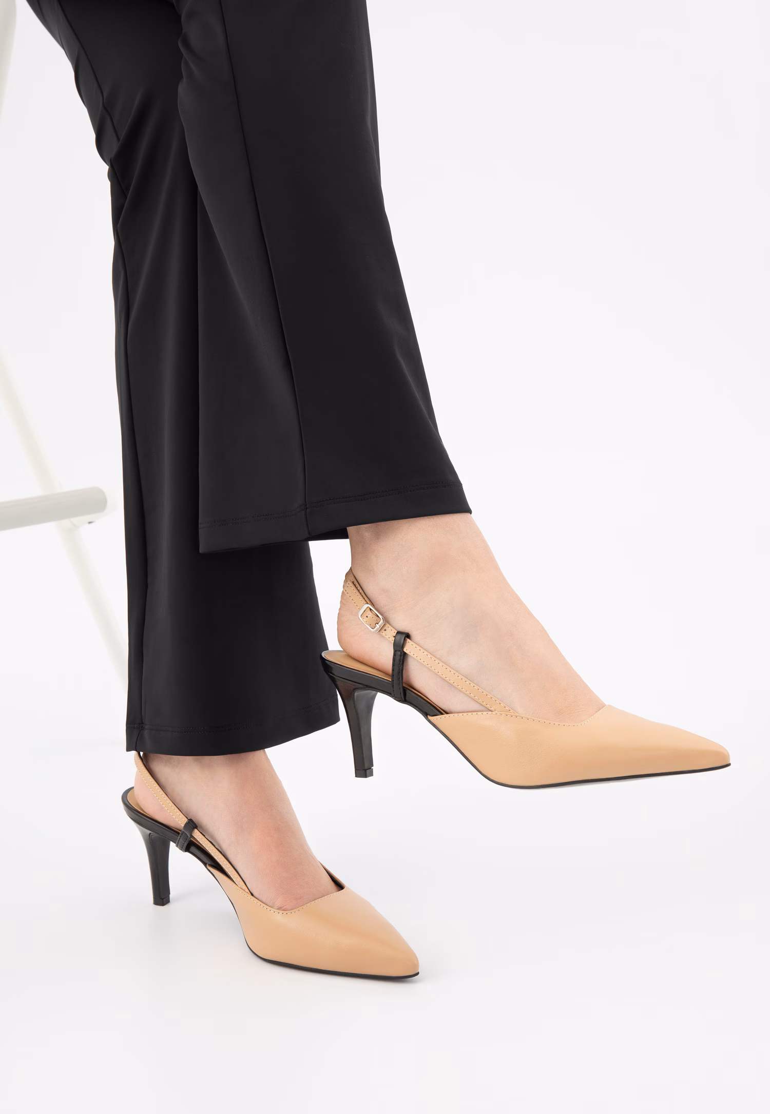 Beżowo-czarne czółenka z odkrytą piętą