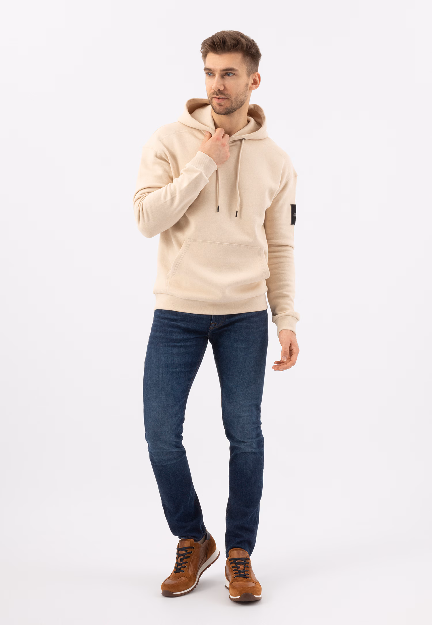 Uniwersalne jasnobrązowe sneakersy męskie z granatowymi akcentami