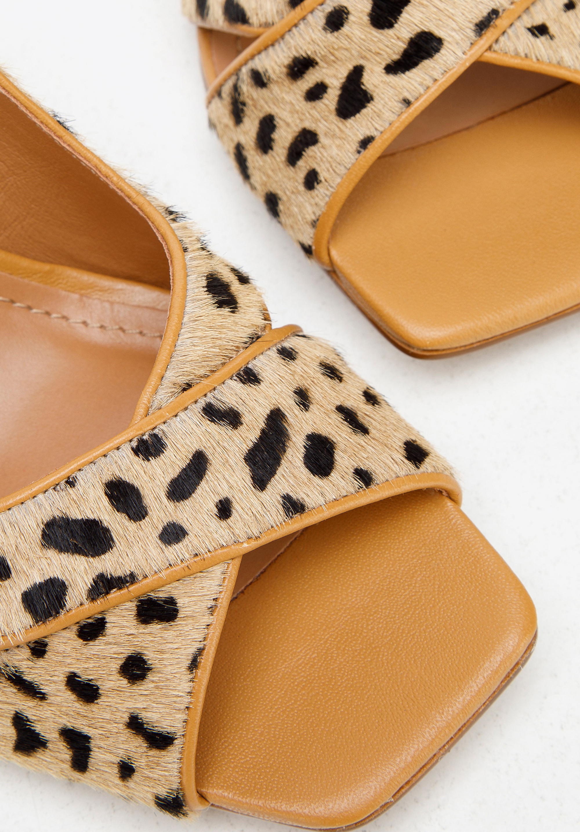 Sandały skórzane z paskami na krzyż