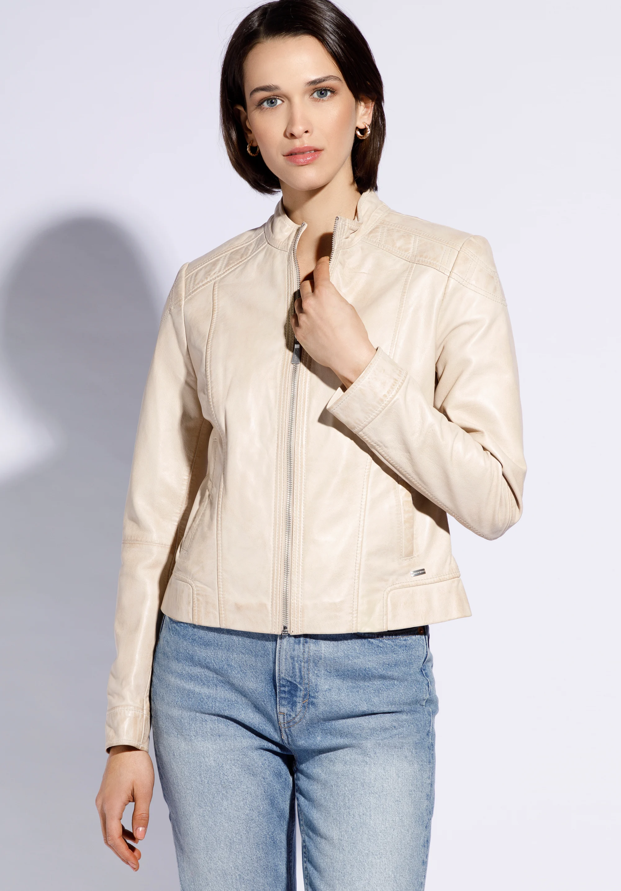 Damska kurtka ze skóry z przeszyciami na ramionach