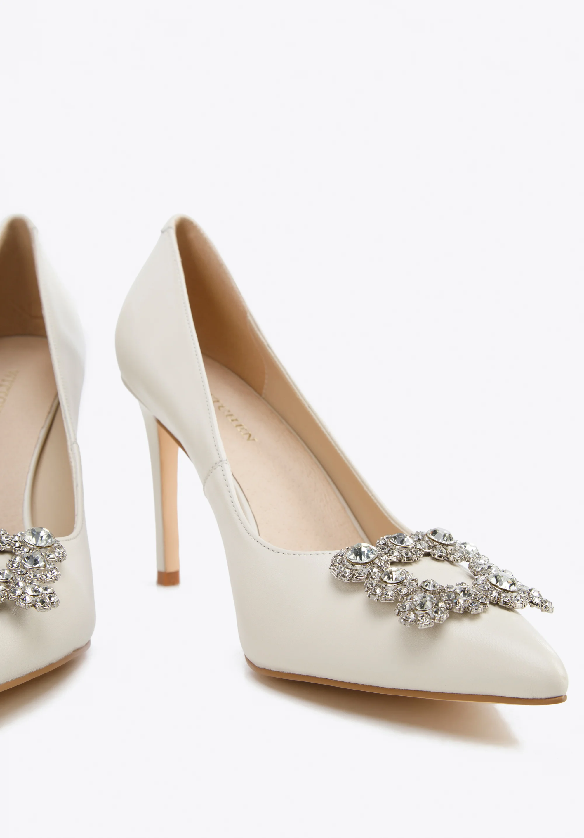 Szpilki skórzane z błyszczącą klamrą