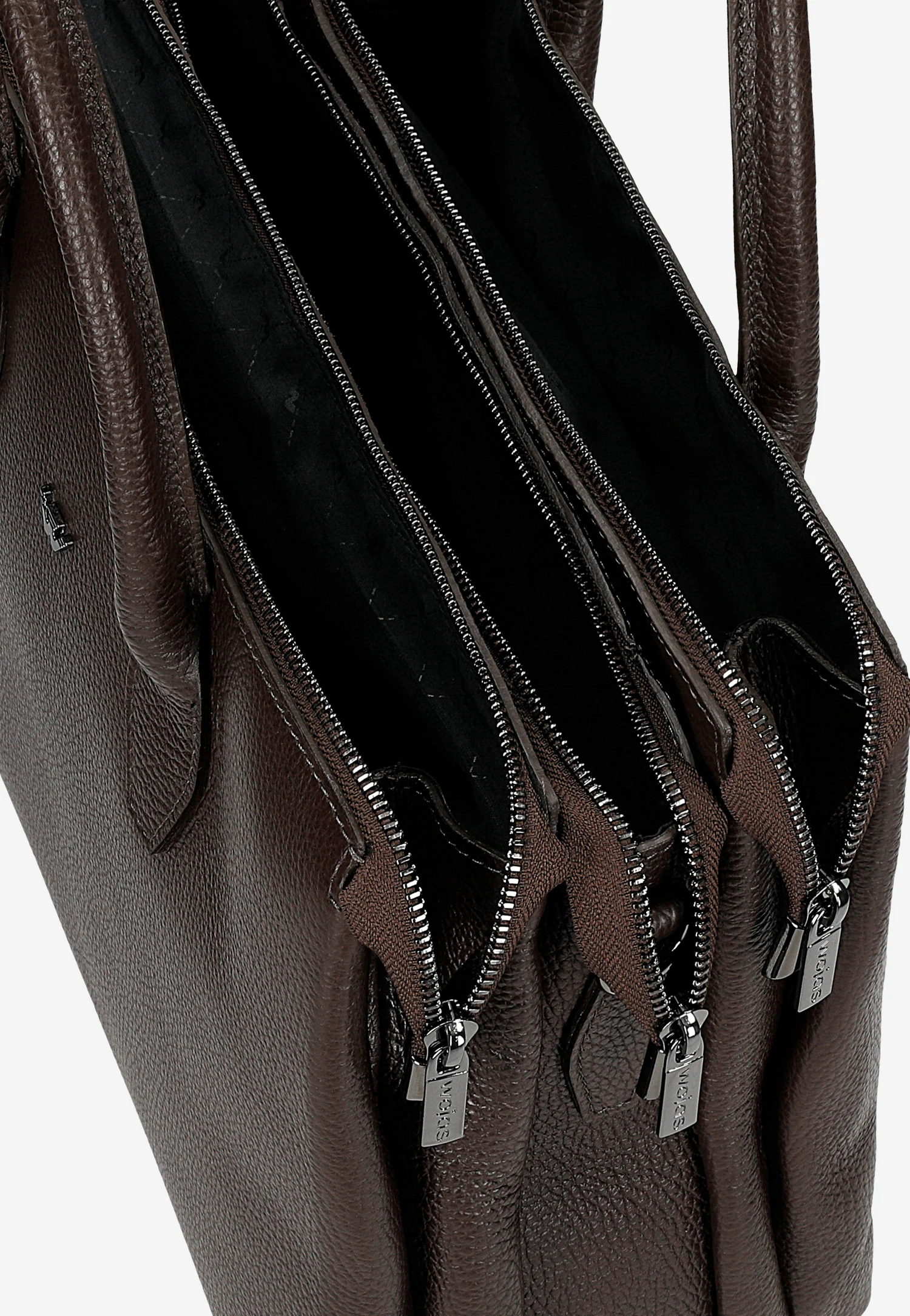 Skórzany kuferek damski w kolorze czarnym