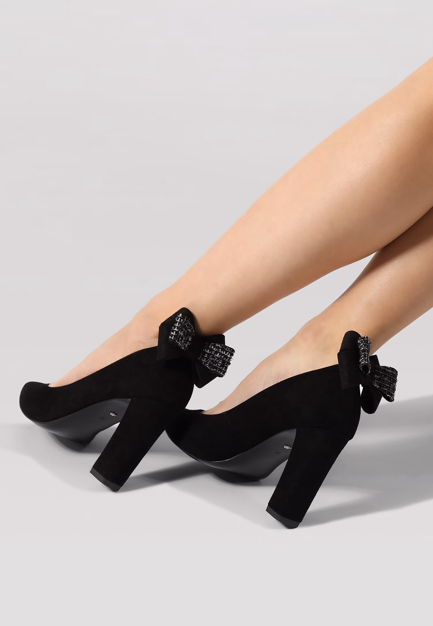 Beżowe eleganckie czółenka damskie z lakierowanej skóry