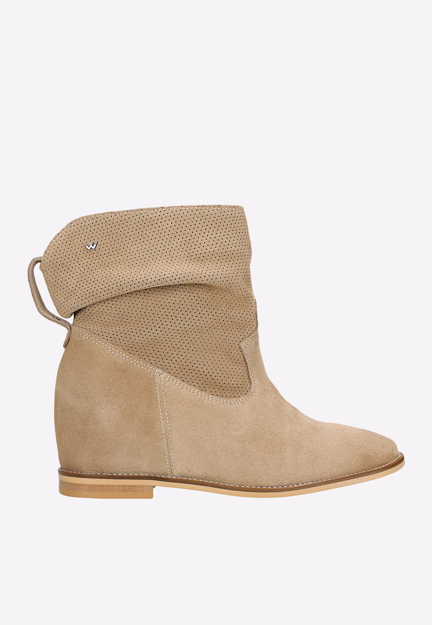 Beżowe botki na koturnie z ażurową cholewką