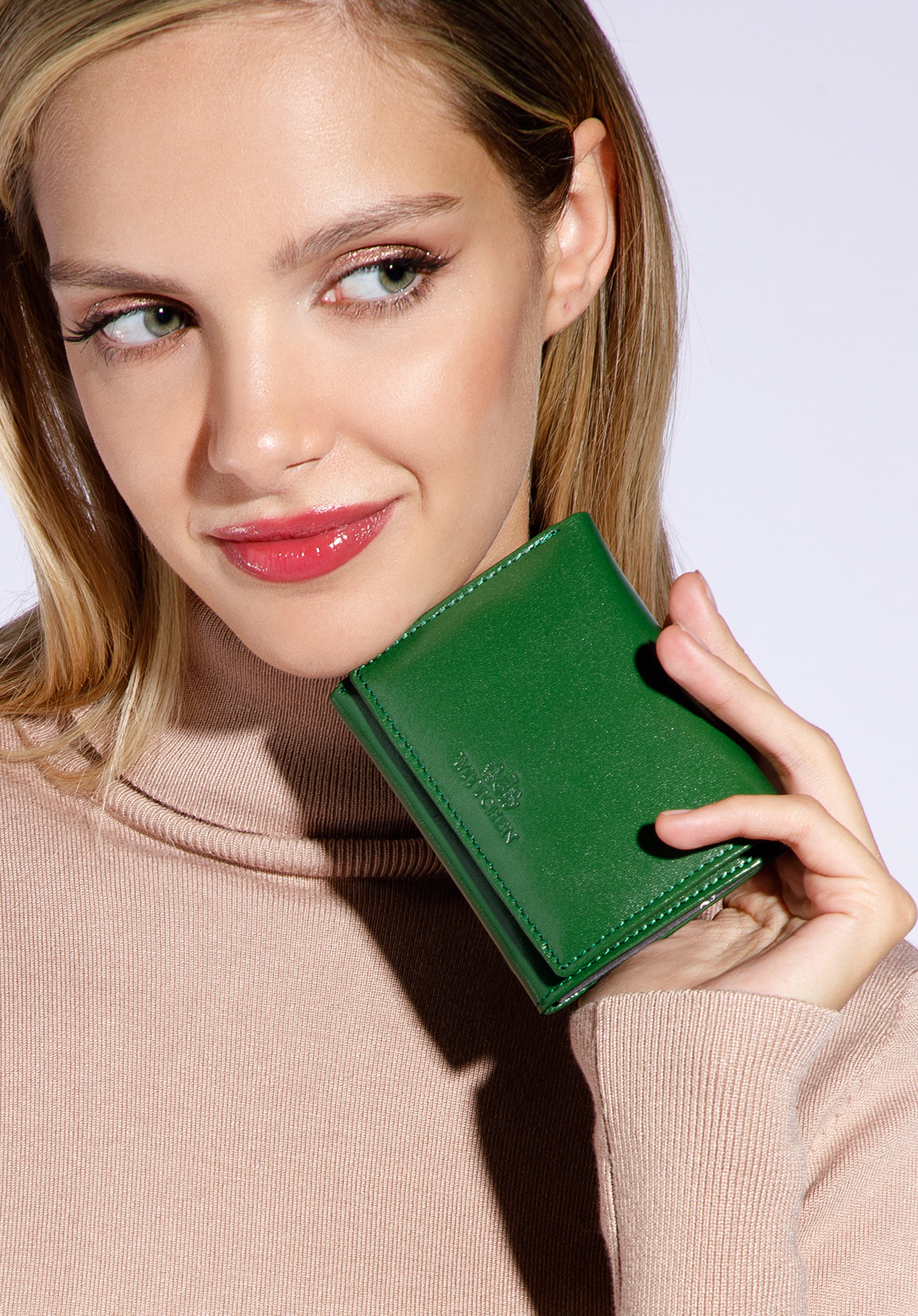 Damski portfel z gładkiej skóry mały