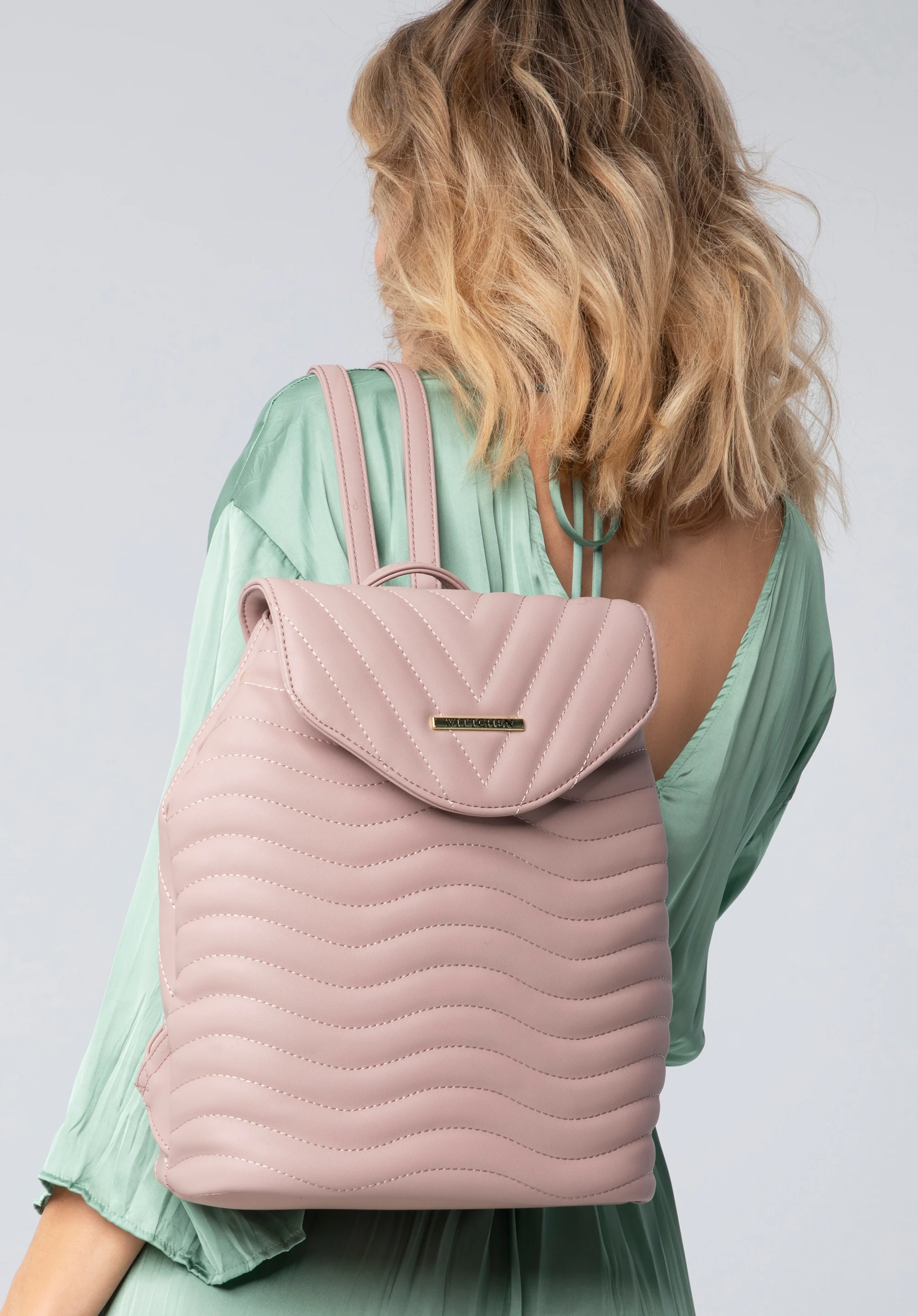 Damski plecak z pikowanej ekoskóry