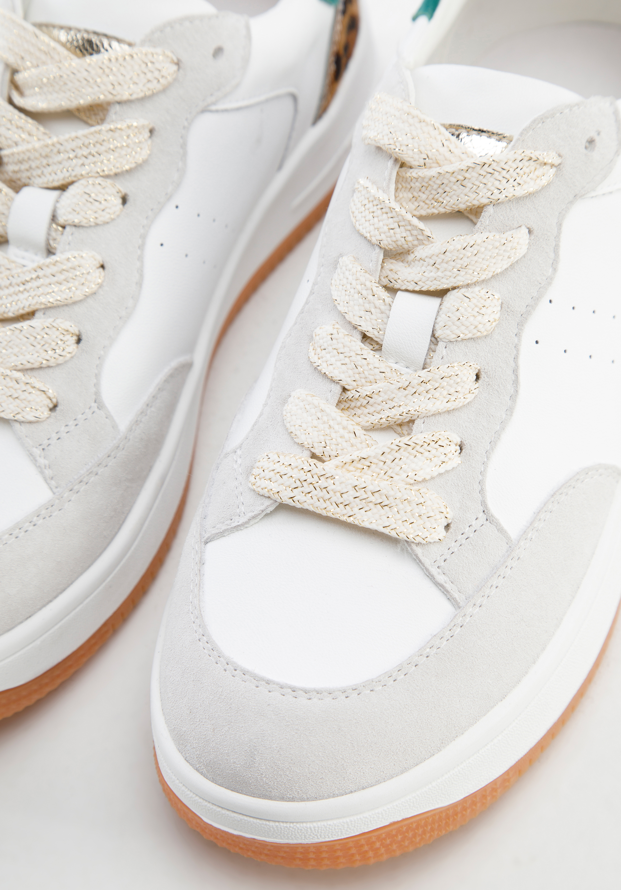 Damskie sneakersy skórzane ze wstawką z motywem zwierzęcym