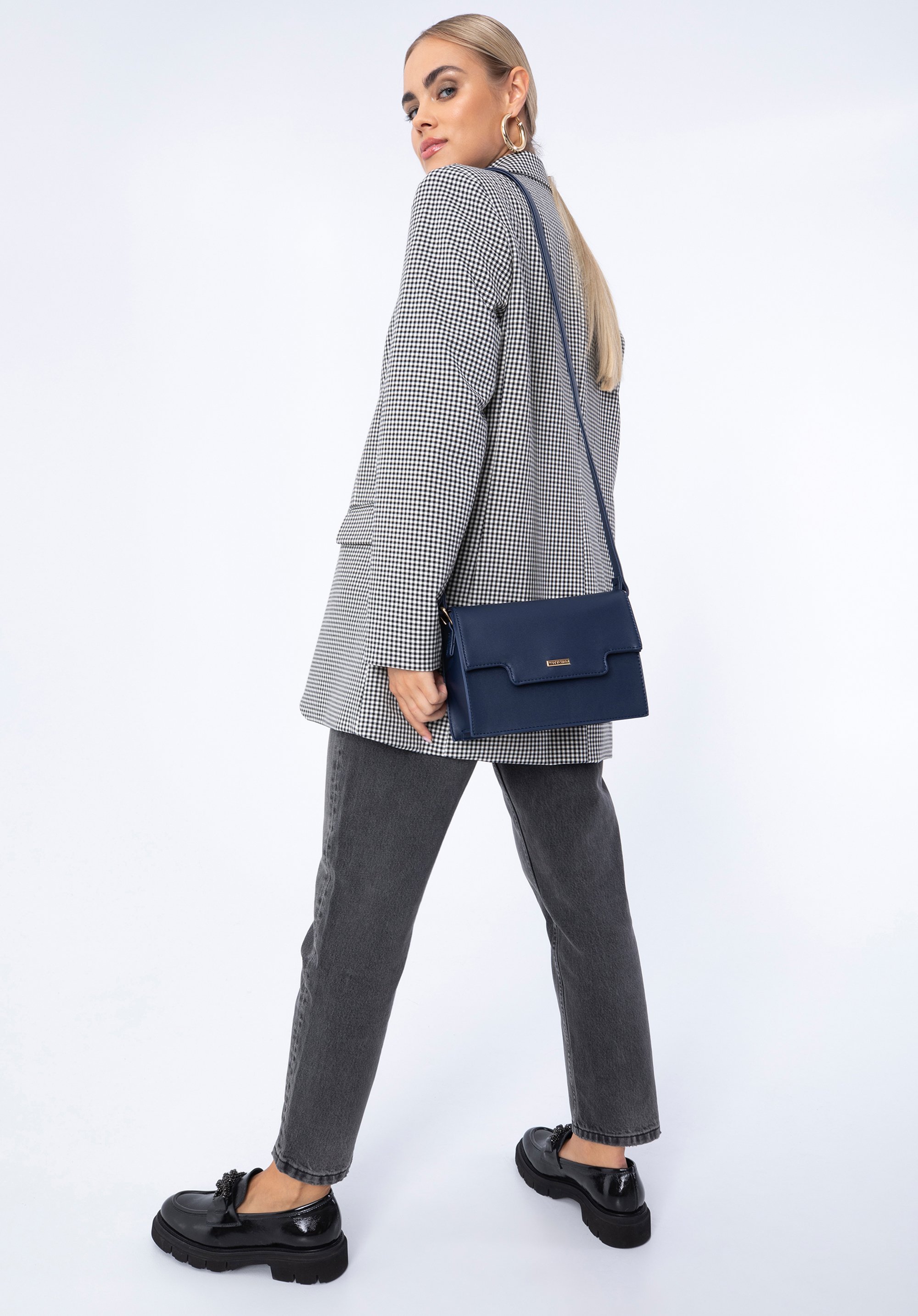 Damska listonoszka z ekoskóry z wyciętą klapą