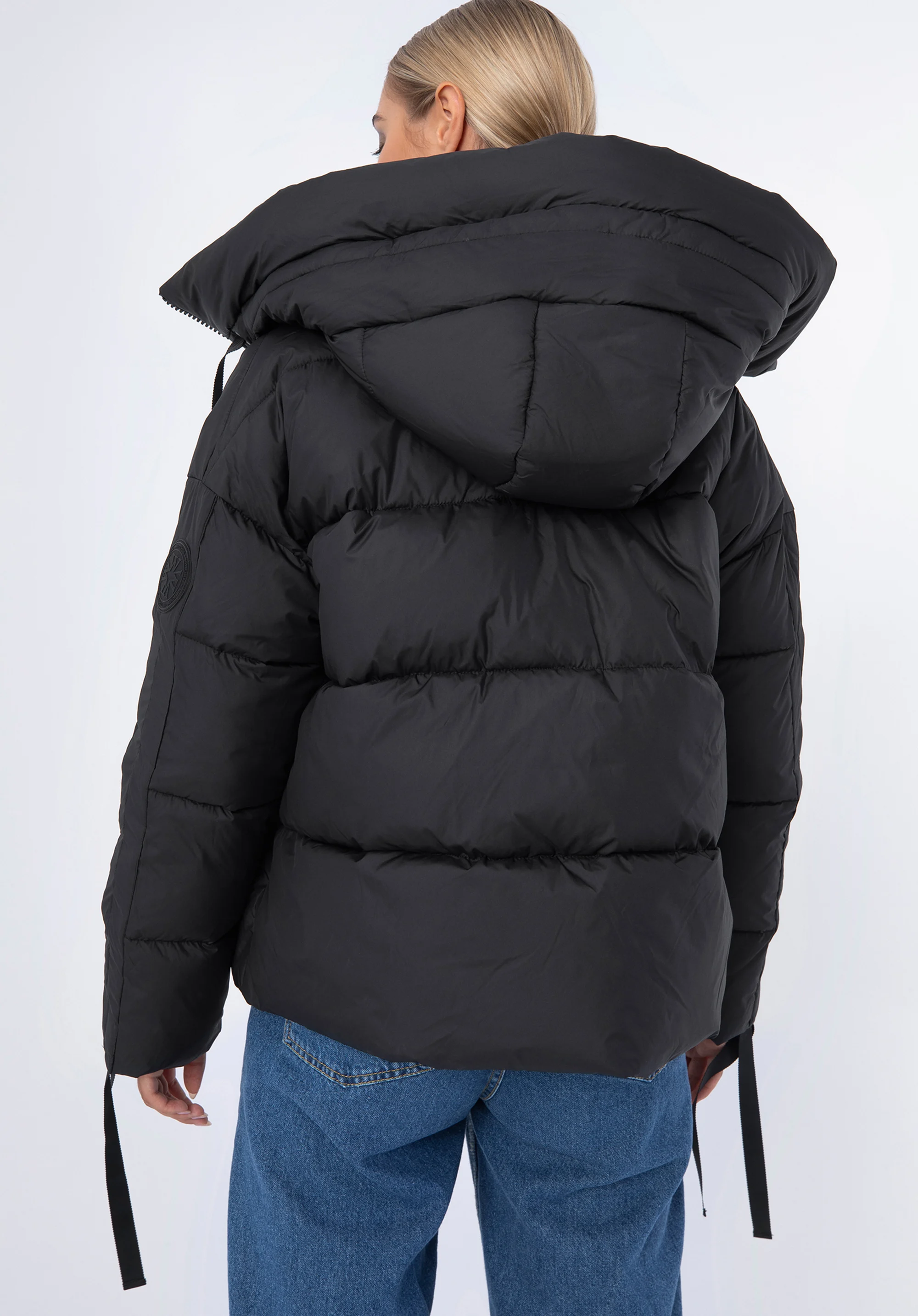 Damska kurtka oversizowa pikowana ze ściągaczami na rękawach