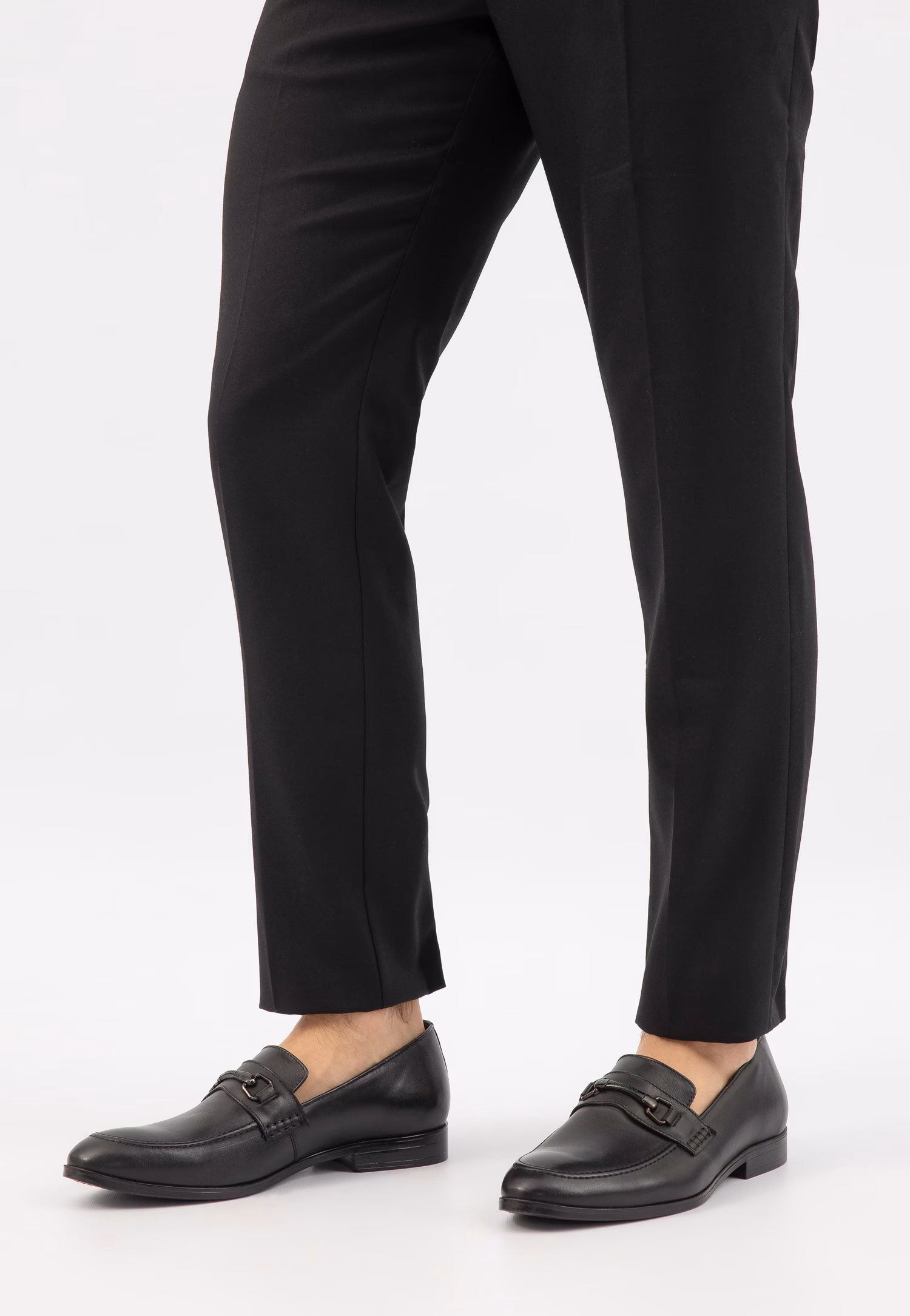 Czarne skórzane mokasyny męskie z metalową ozdobą