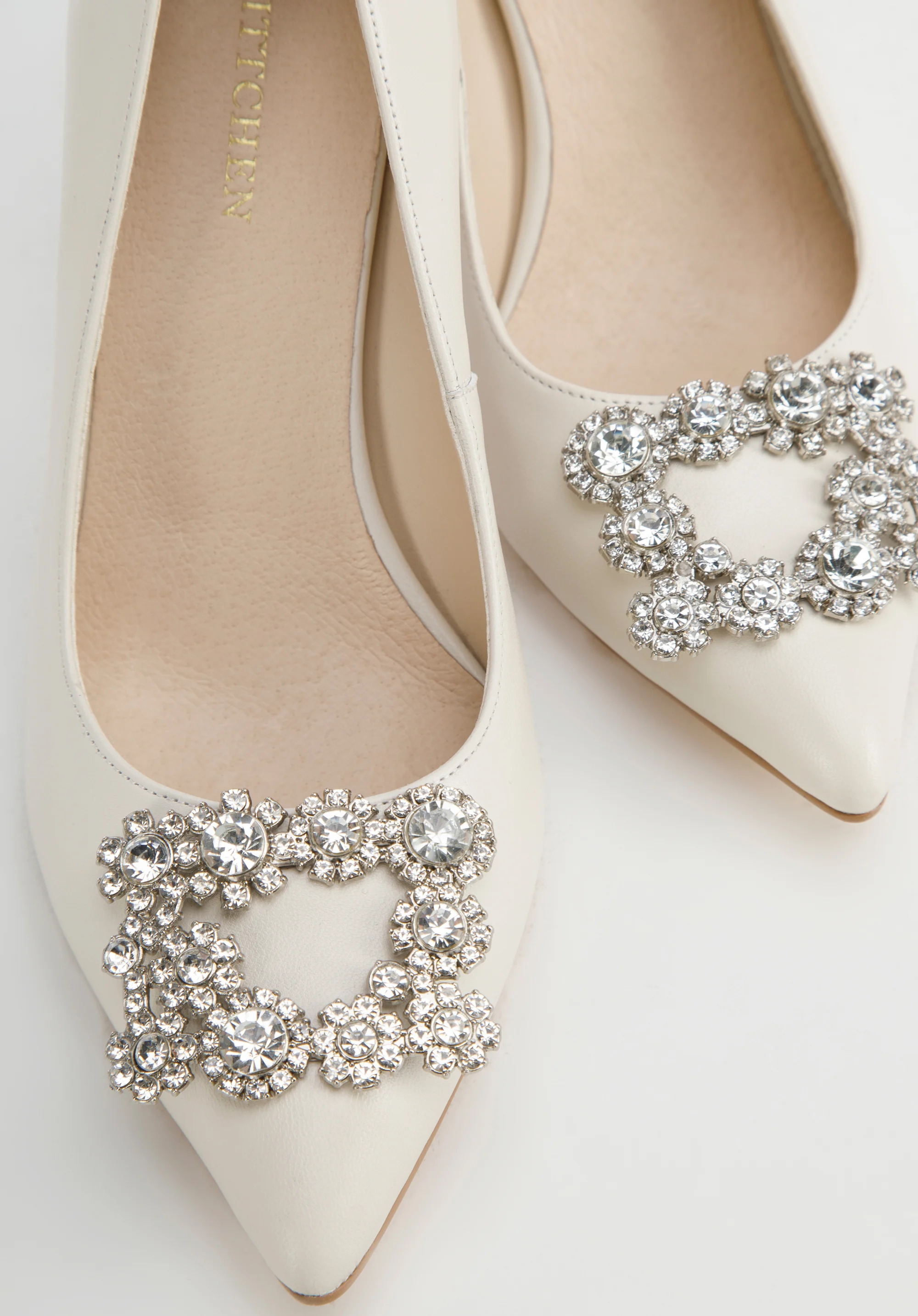 Szpilki skórzane z błyszczącą klamrą