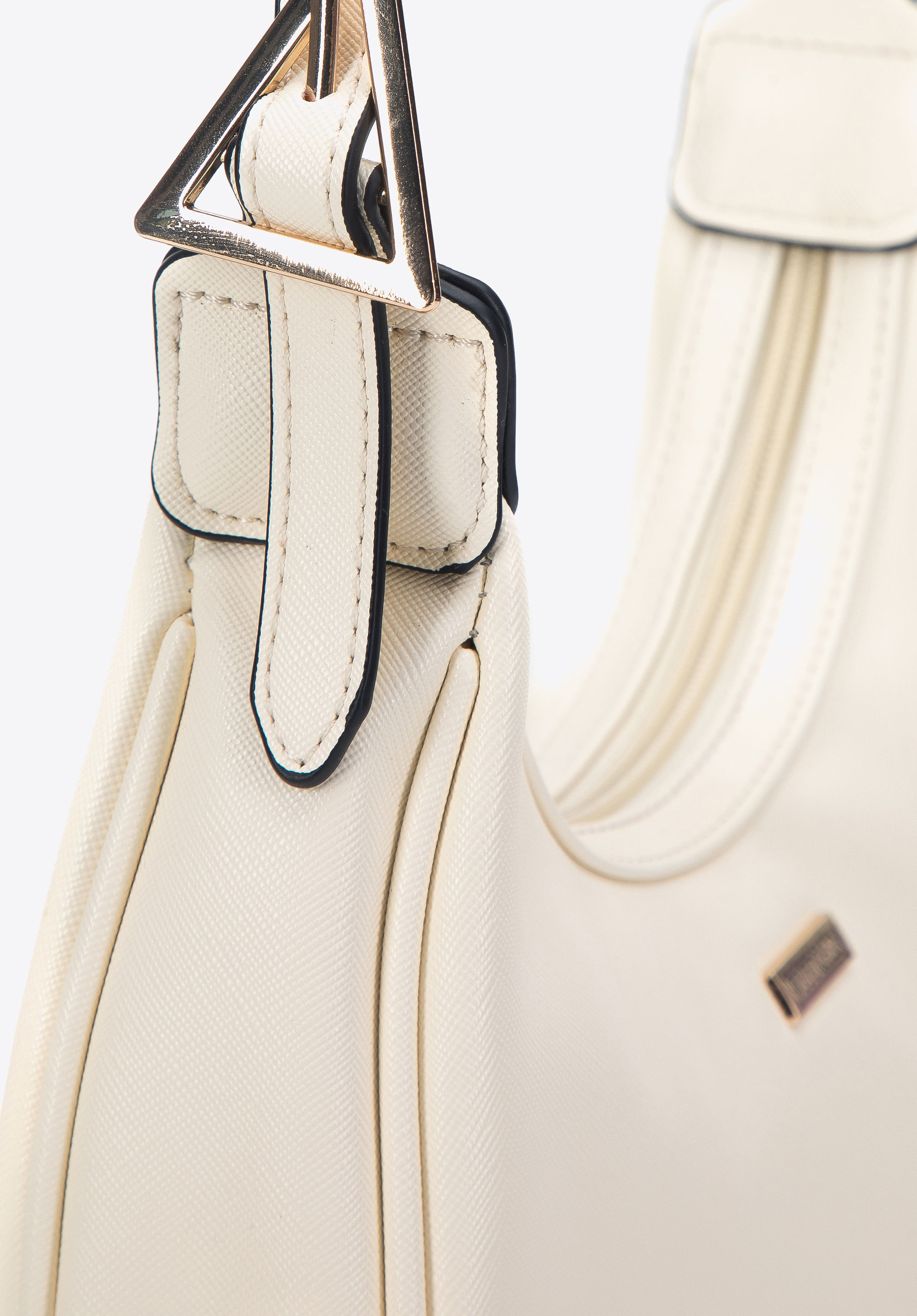 Torebka baguette z geometrycznymi klamrami