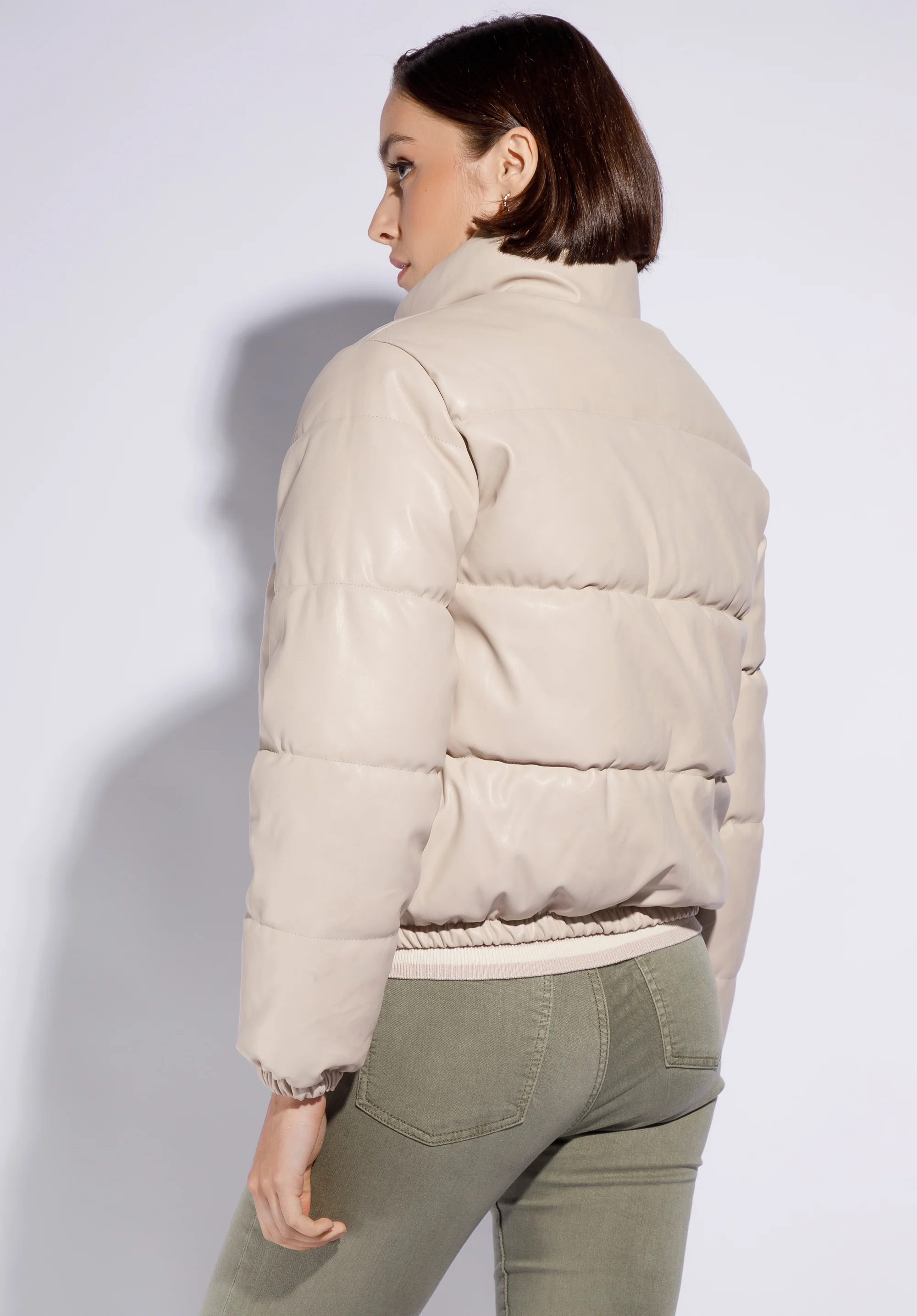 Damska kurtka typu puffer z ekoskóry