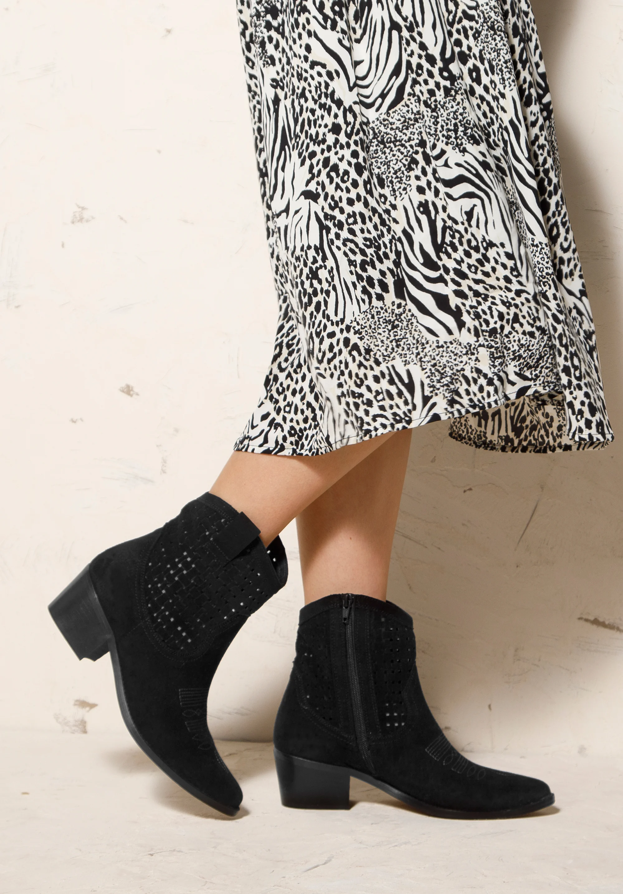 Kowbojki z ażurowego zamszu z haftem