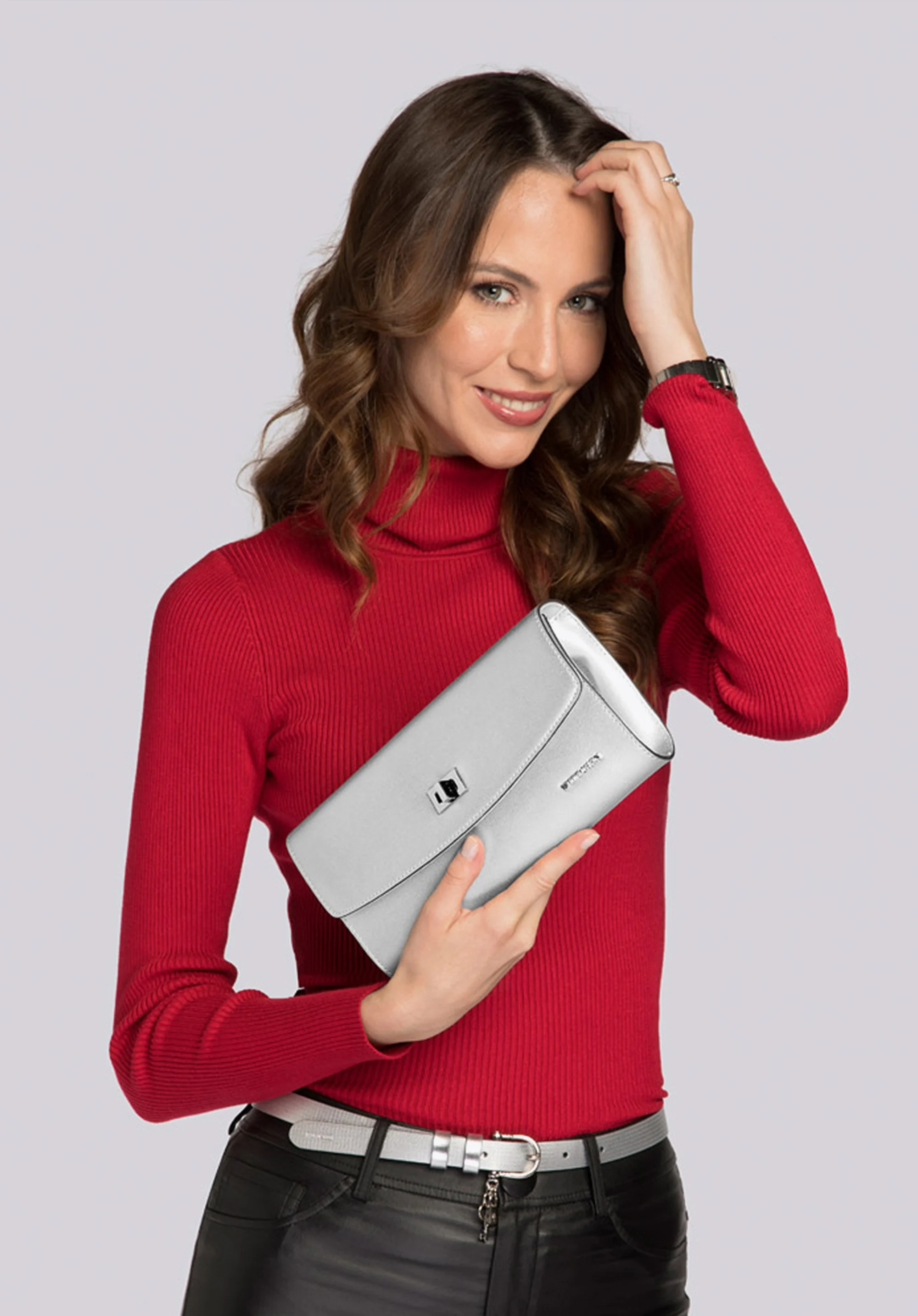 Kopertówka skórzana prosta z łańcuszkiem