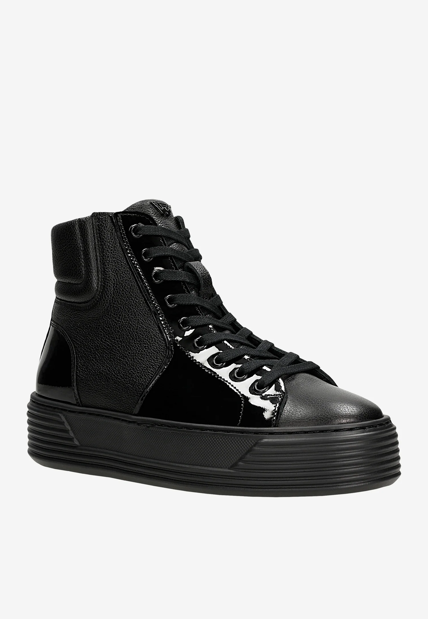 Czarne trampki na wysokiej podeszwie z lakierowanymi elementami