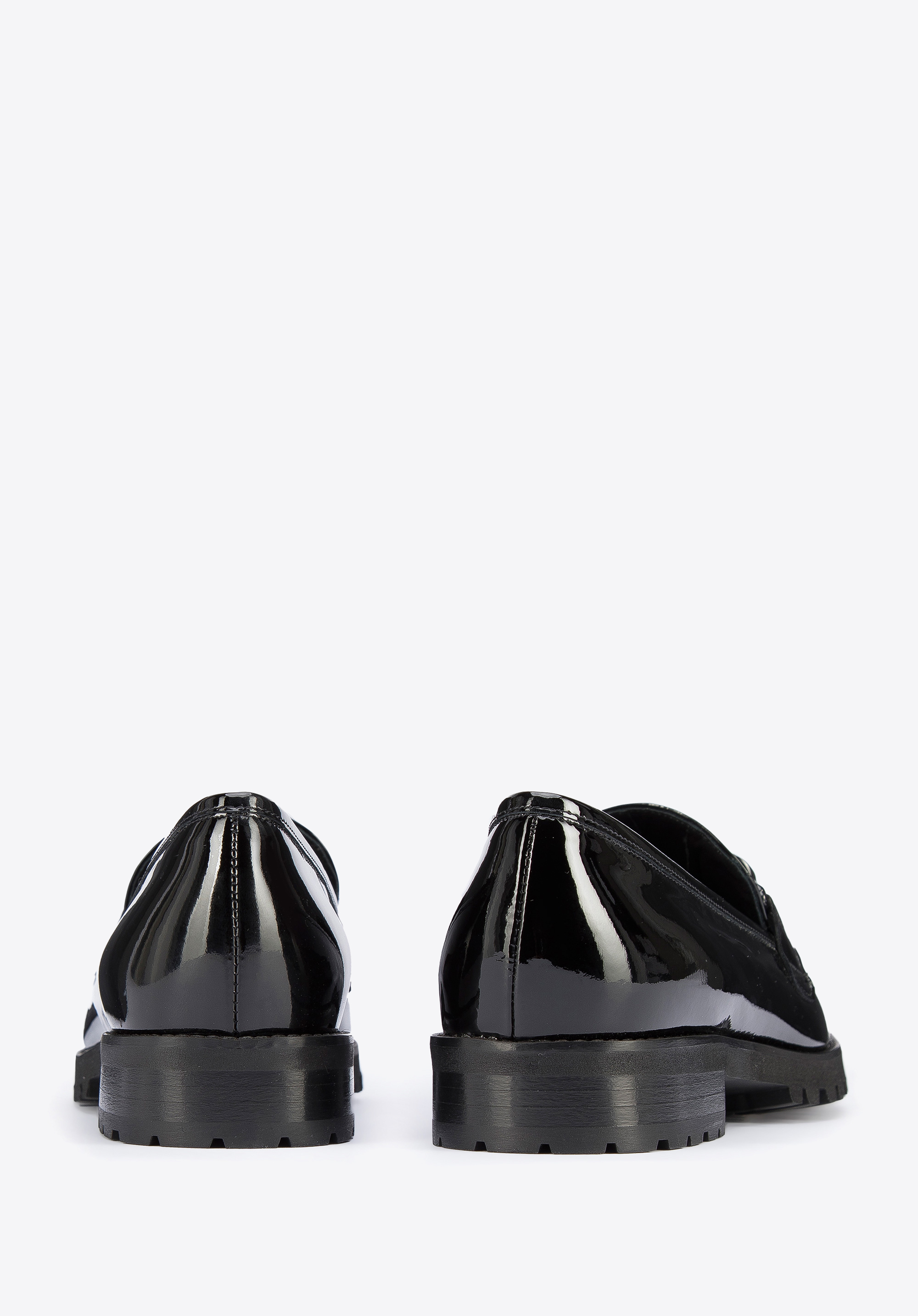 Damskie lakierowane mokasyny z łańcuchem