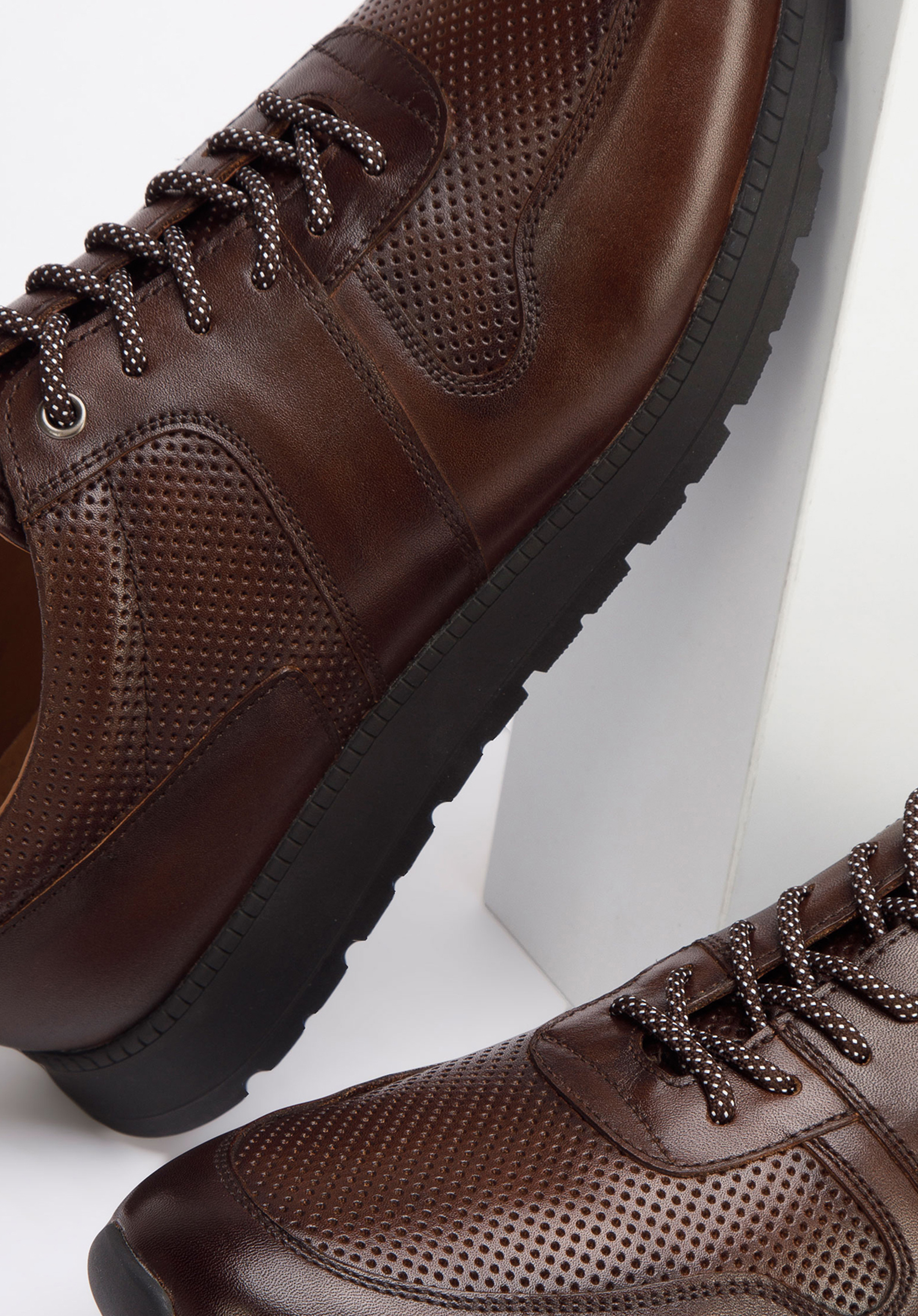 Męskie sneakersy skórzane perforowane