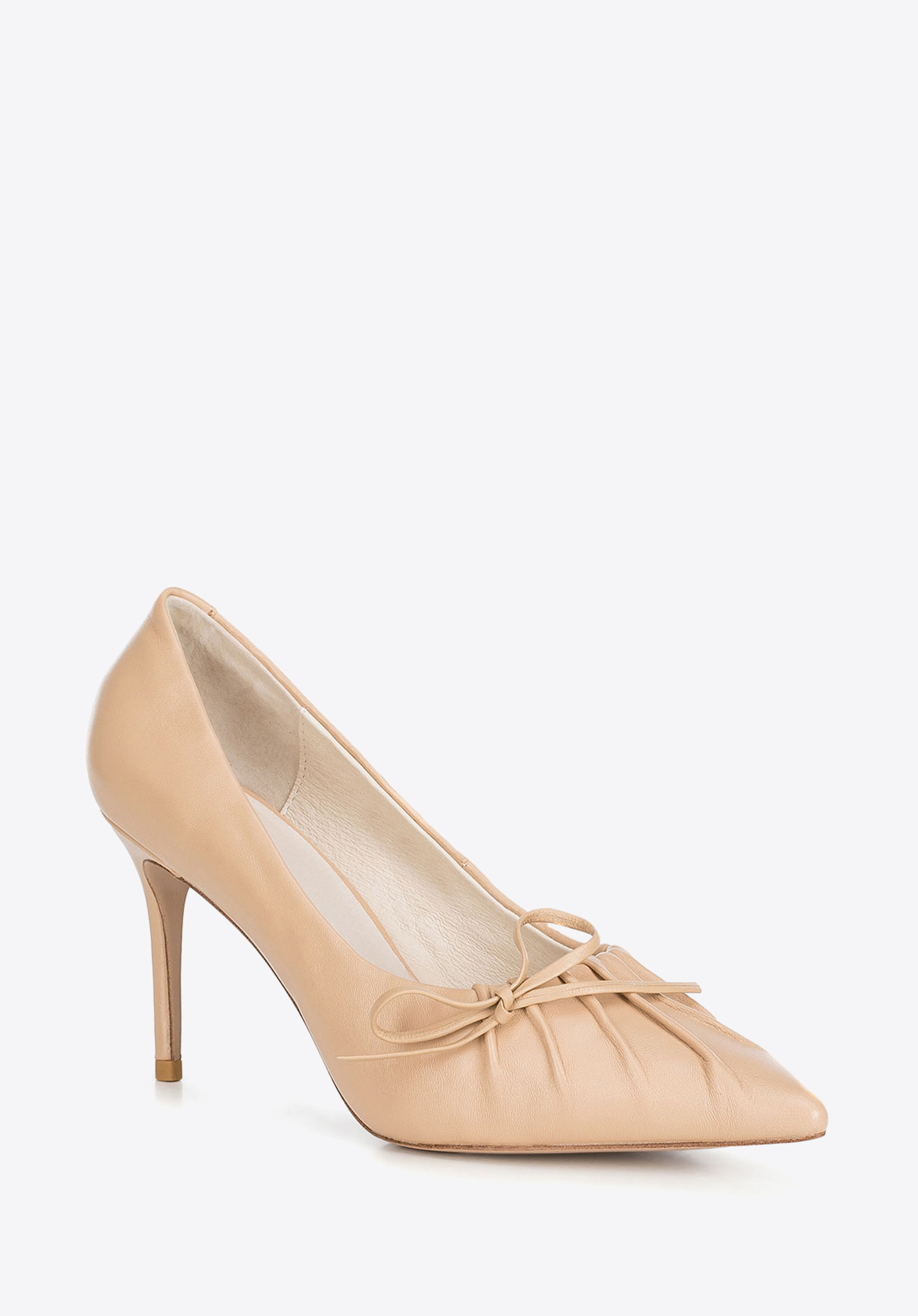 Szpilki skórzane z marszczonym przodem