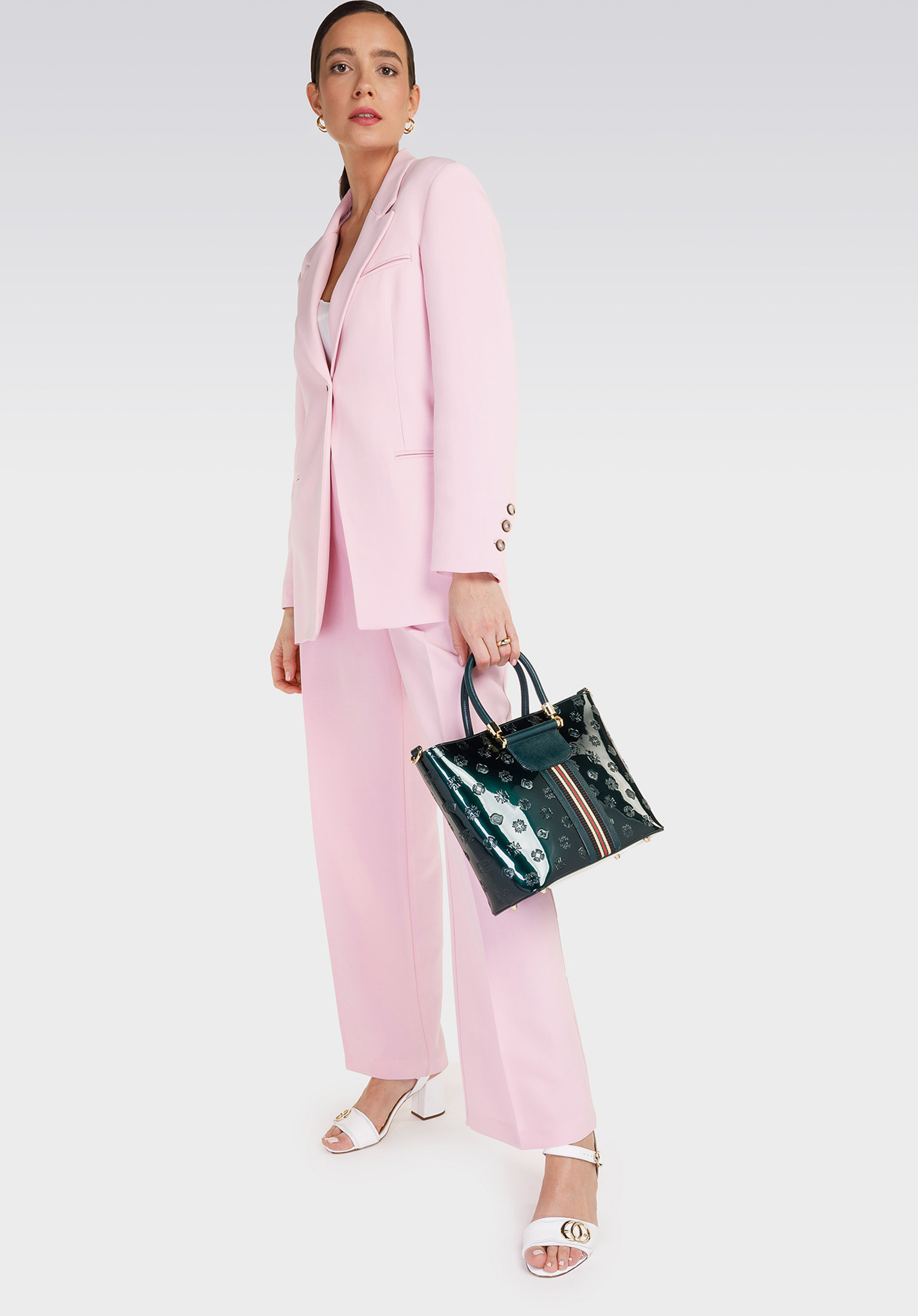 Sandałki skórzane na słupku ze złotą sprzączką