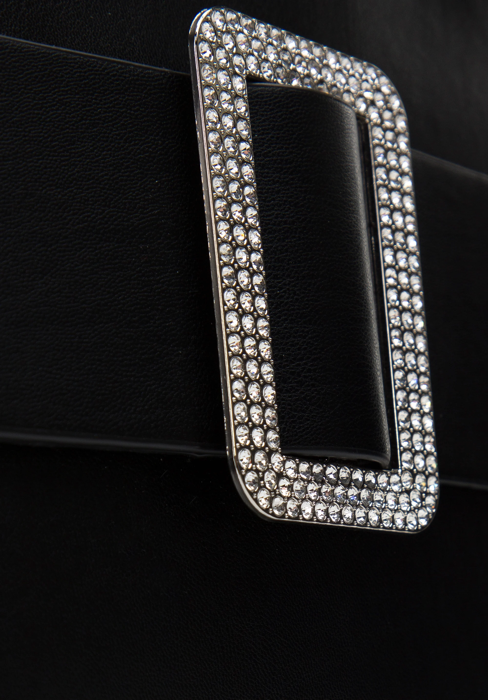 Torebka kuferek z ekoskóry z ozdobną klamrą