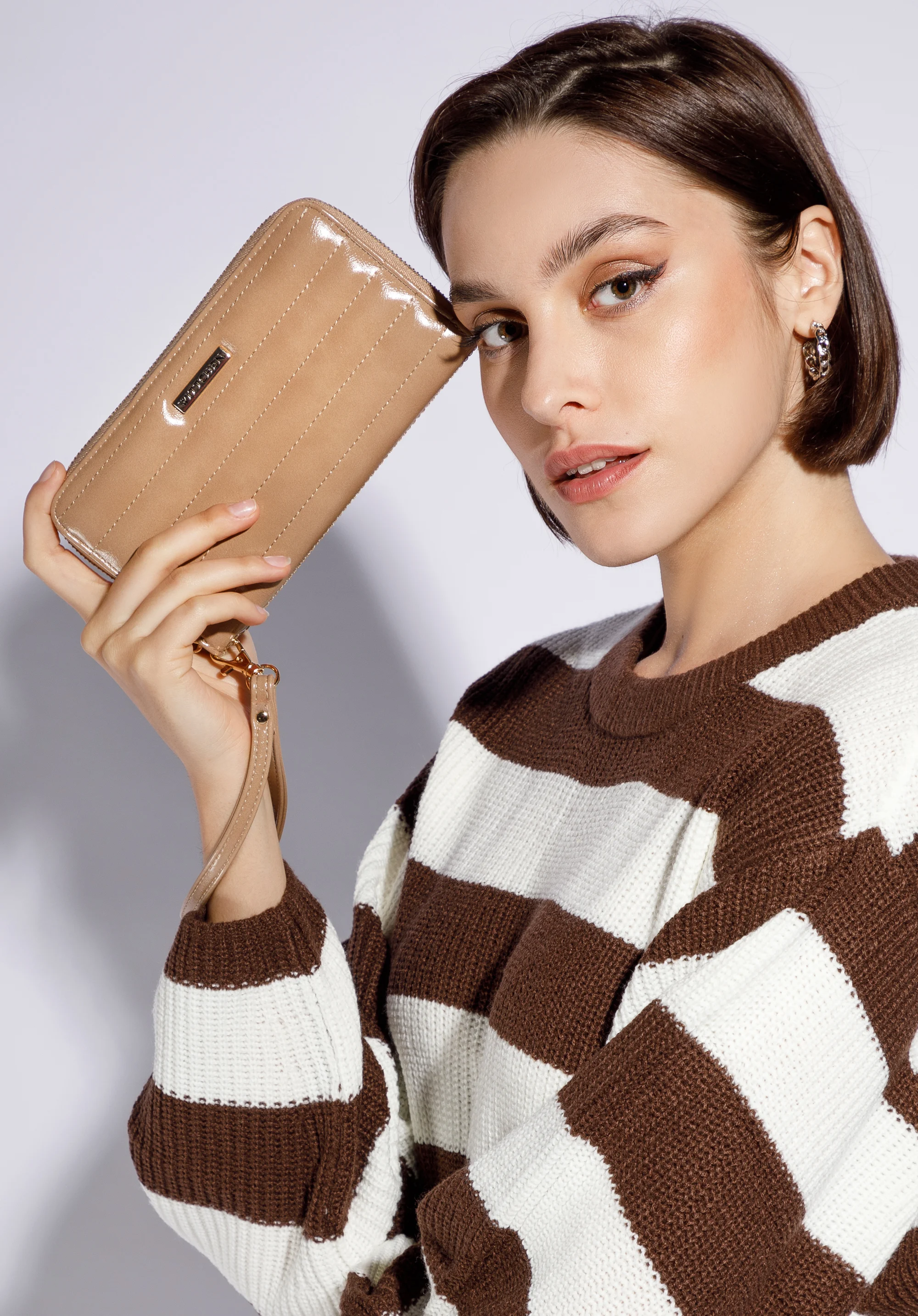 Damski portfel z błyszczącej ekoskóry duży